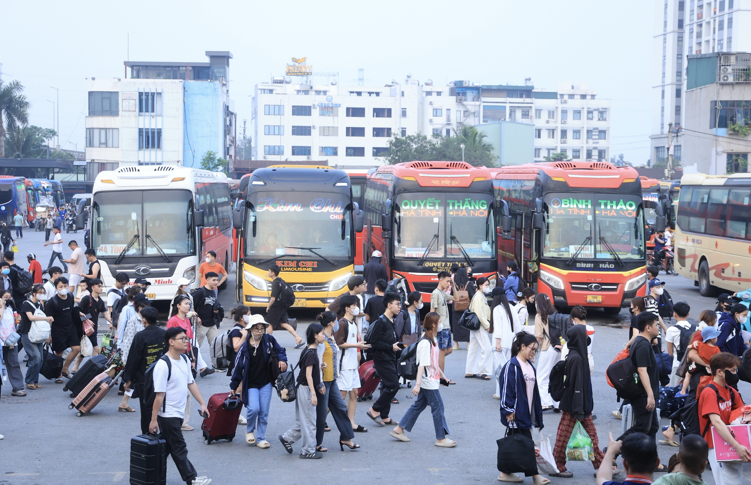 Người d&acirc;n &ugrave;n &ugrave;n đổ ra bến xe chiều tối trước kỳ nghỉ lễ 30/4- Ảnh 12.