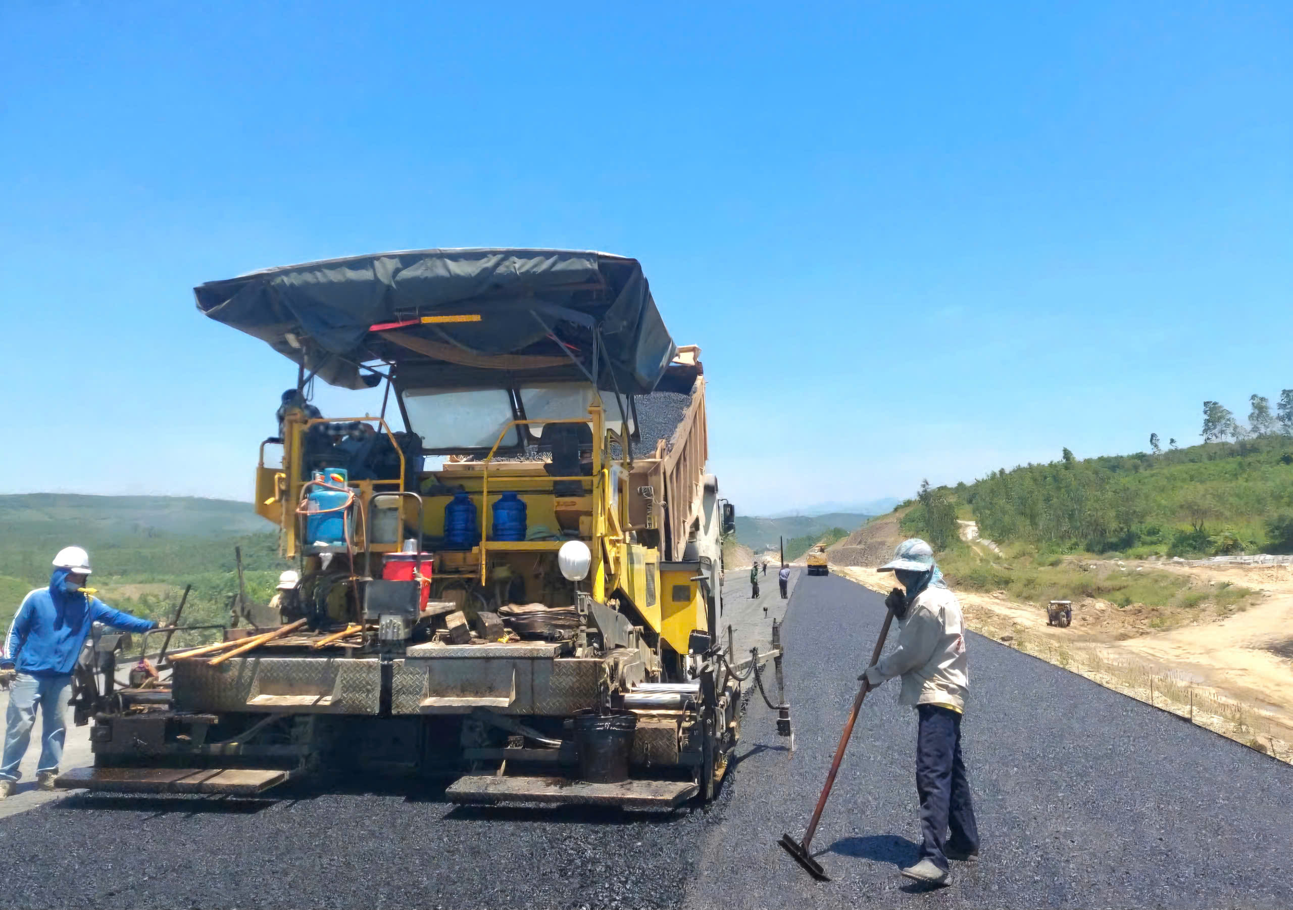 Nhà thầu lớn xuyên lễ tăng tốc dự án giao thông trọng điểm- Ảnh 8. Nhà thầu lớn xuyên lễ tăng tốc dự án giao thông trọng điểm- Ảnh 8.