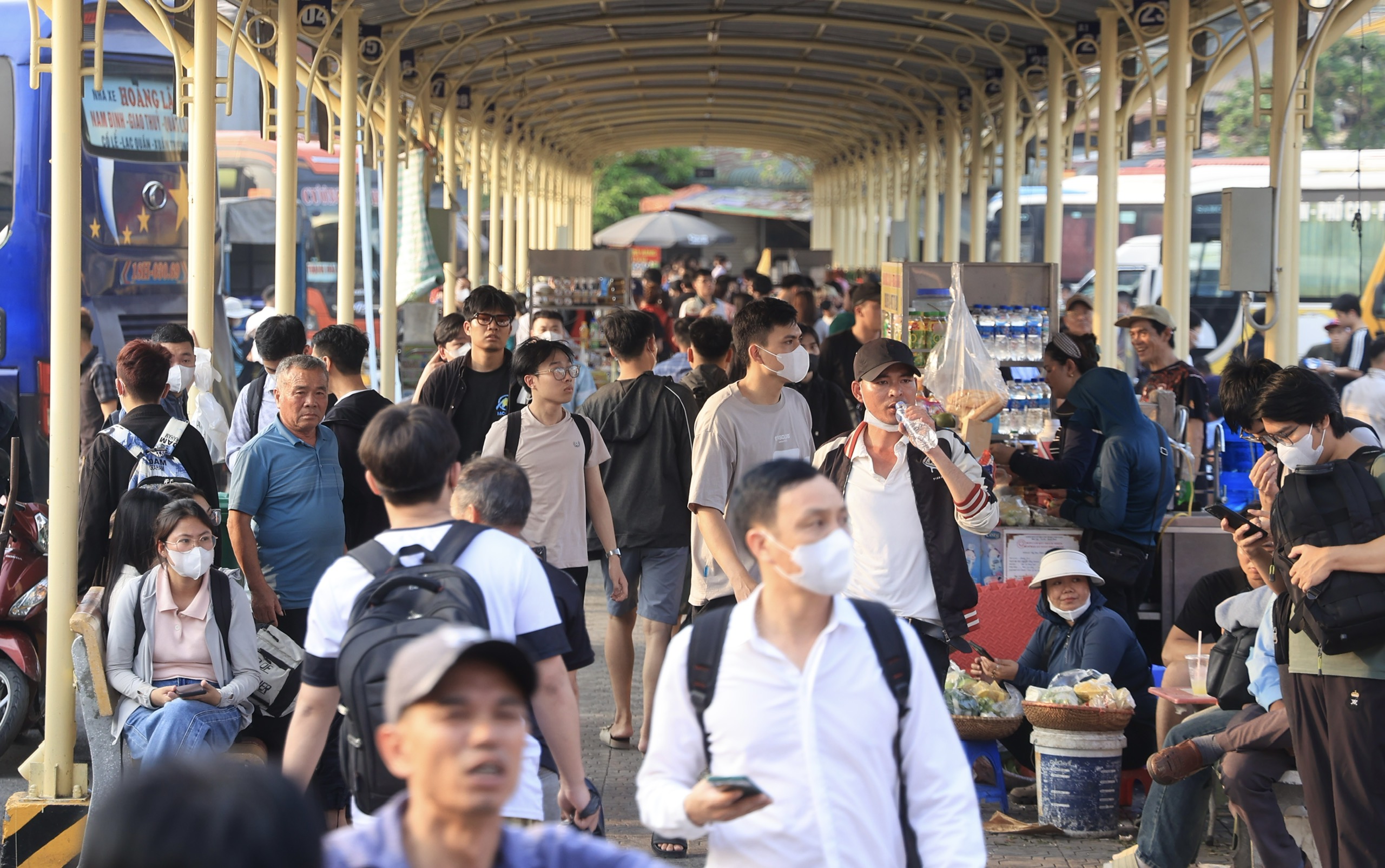 Người d&acirc;n &ugrave;n &ugrave;n đổ ra bến xe chiều tối trước kỳ nghỉ lễ 30/4- Ảnh 1.