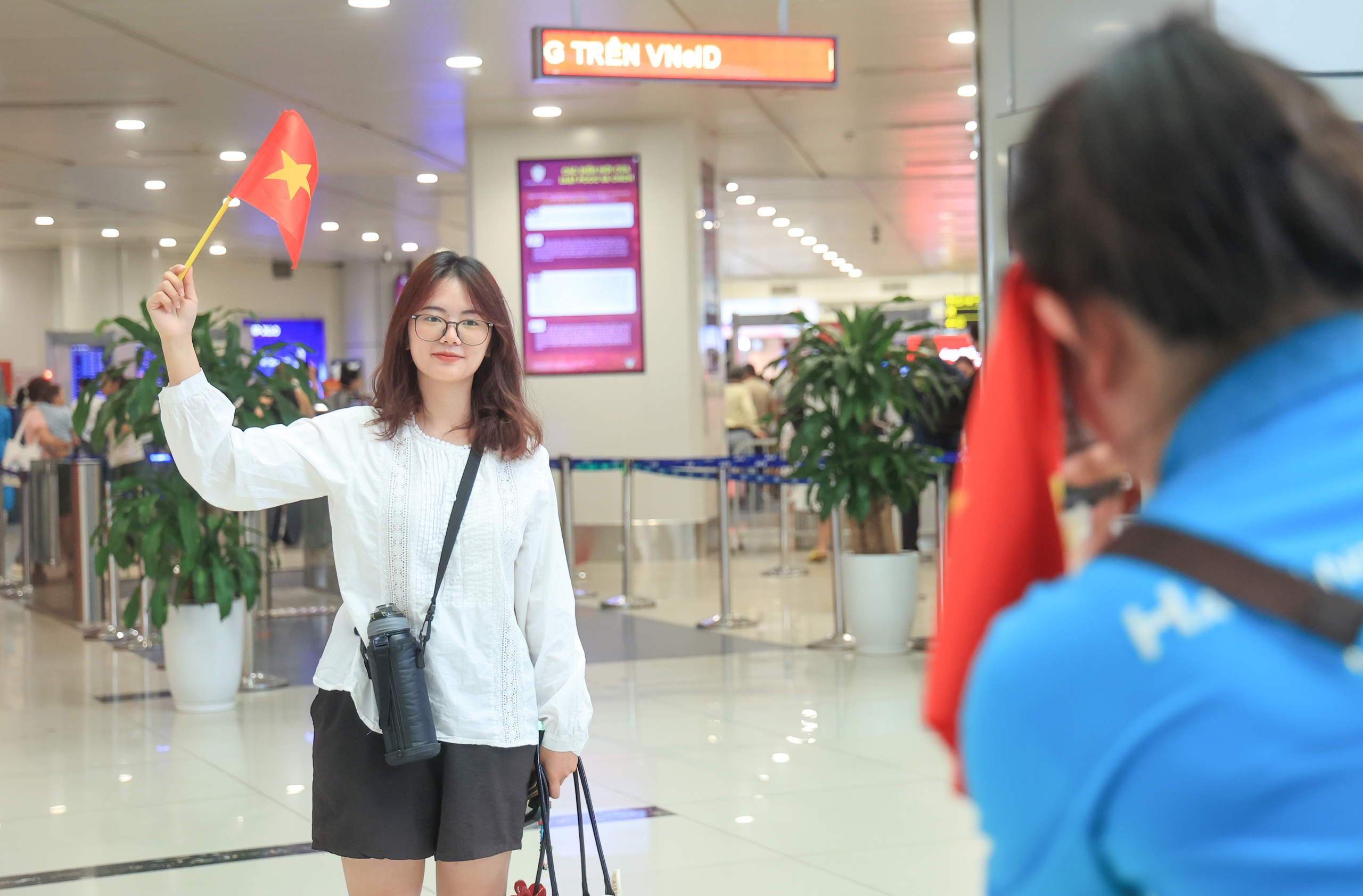 S&acirc;n bay Nội B&agrave;i đ&ocirc;ng nghẹt kh&aacute;ch trước kỳ nghỉ lễ 30/4- Ảnh 7.