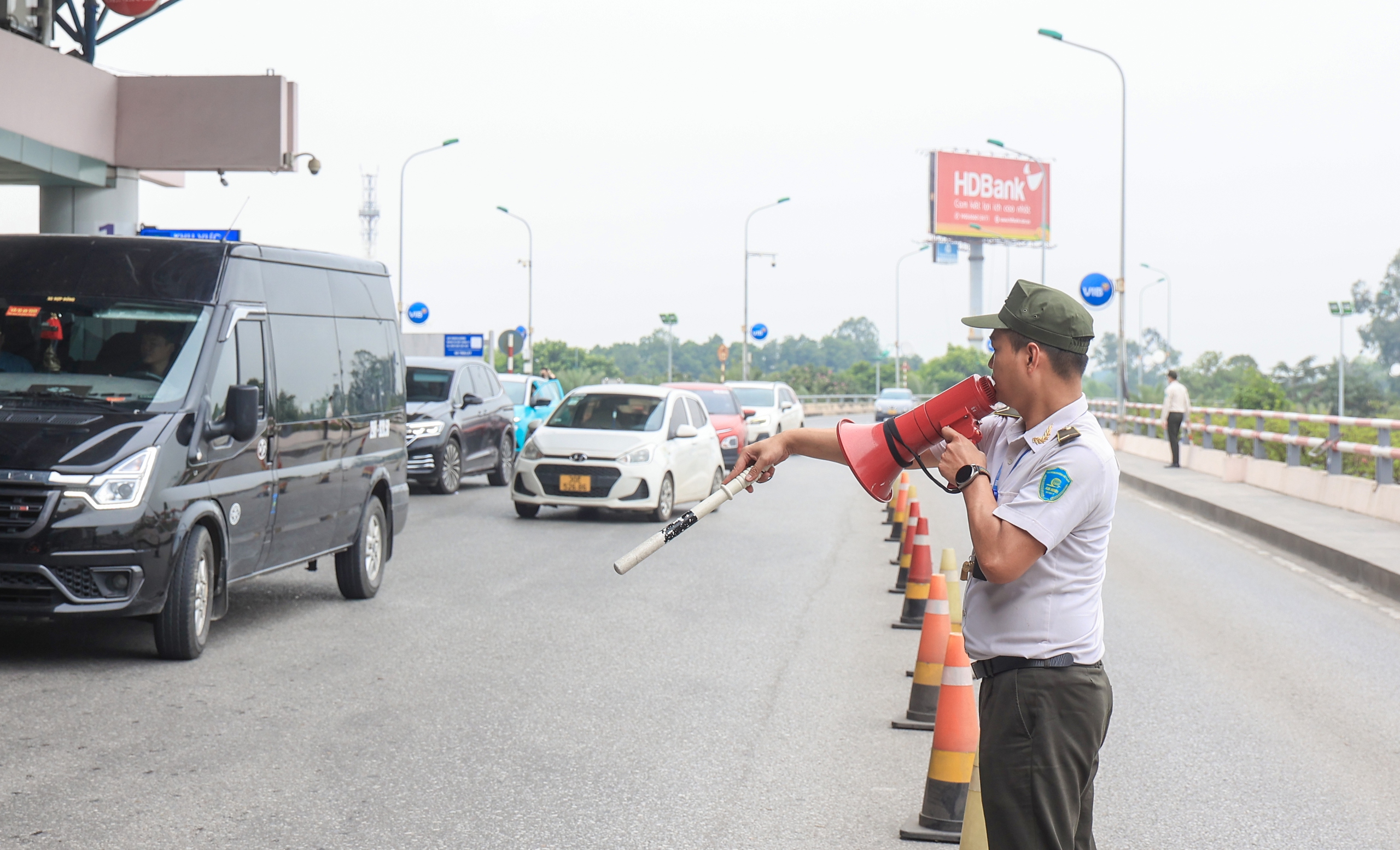 S&acirc;n bay Nội B&agrave;i đ&ocirc;ng nghẹt kh&aacute;ch trước kỳ nghỉ lễ 30/4- Ảnh 8.