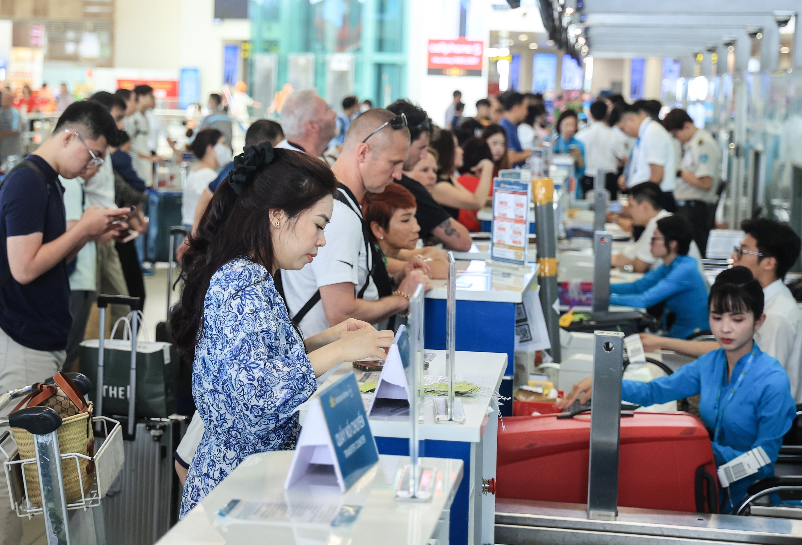 S&acirc;n bay Nội B&agrave;i đ&ocirc;ng nghẹt kh&aacute;ch trước kỳ nghỉ lễ 30/4- Ảnh 3.