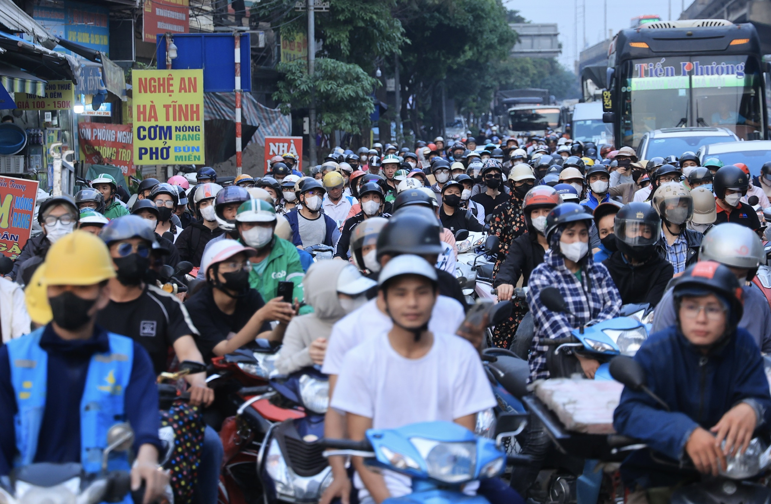 Người d&acirc;n ồ ạt rời Thủ đ&ocirc;, cửa ng&otilde; H&agrave; Nội "chật như n&ecirc;m" trước kỳ nghỉ lễ 30/4- Ảnh 5.