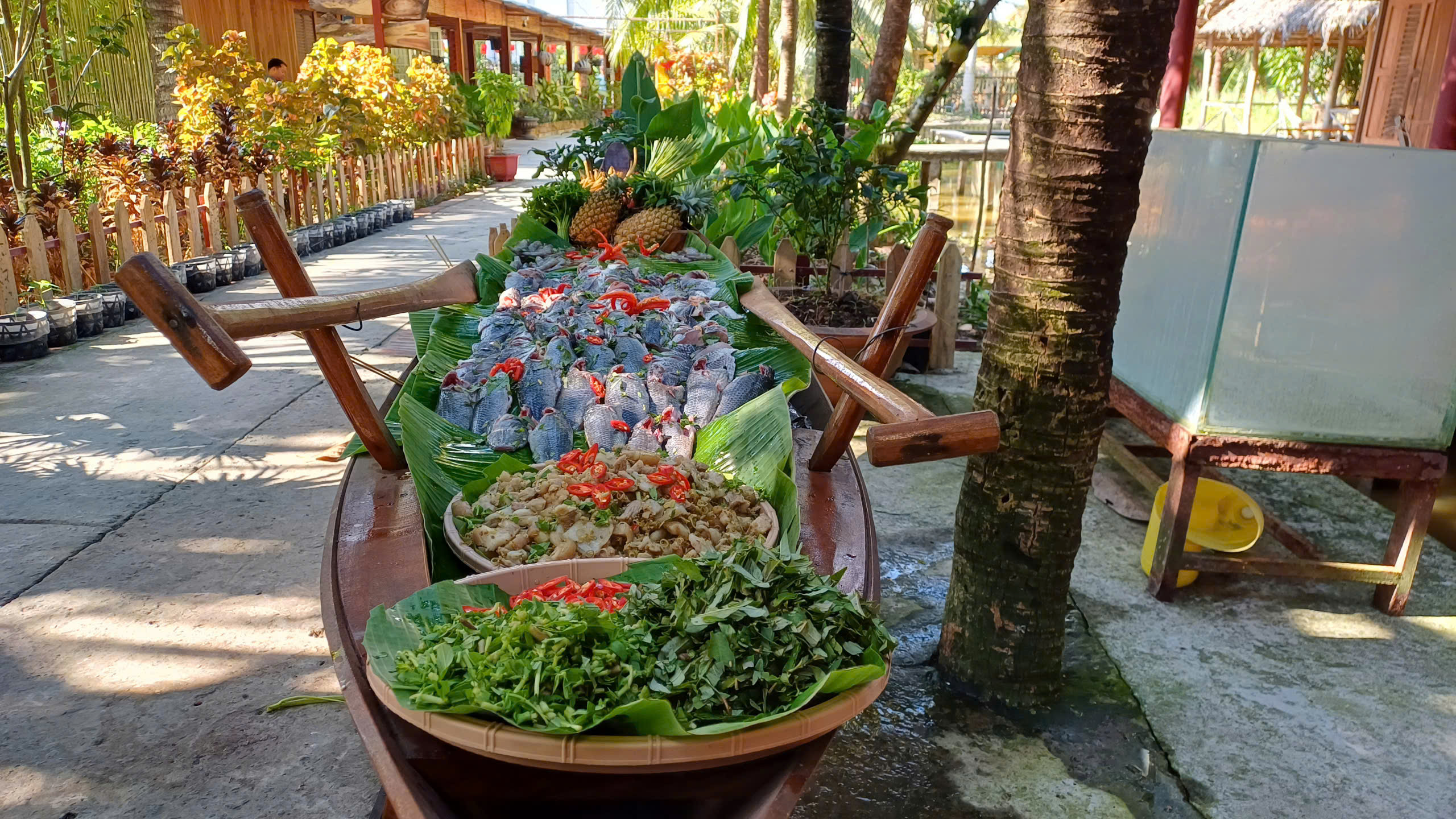 Nghỉ lễ 30/4 về C&agrave; Mau ăn nồi lẩu mắm khổng lồ, xem tổ ong lớn nhất Việt Nam- Ảnh 4.