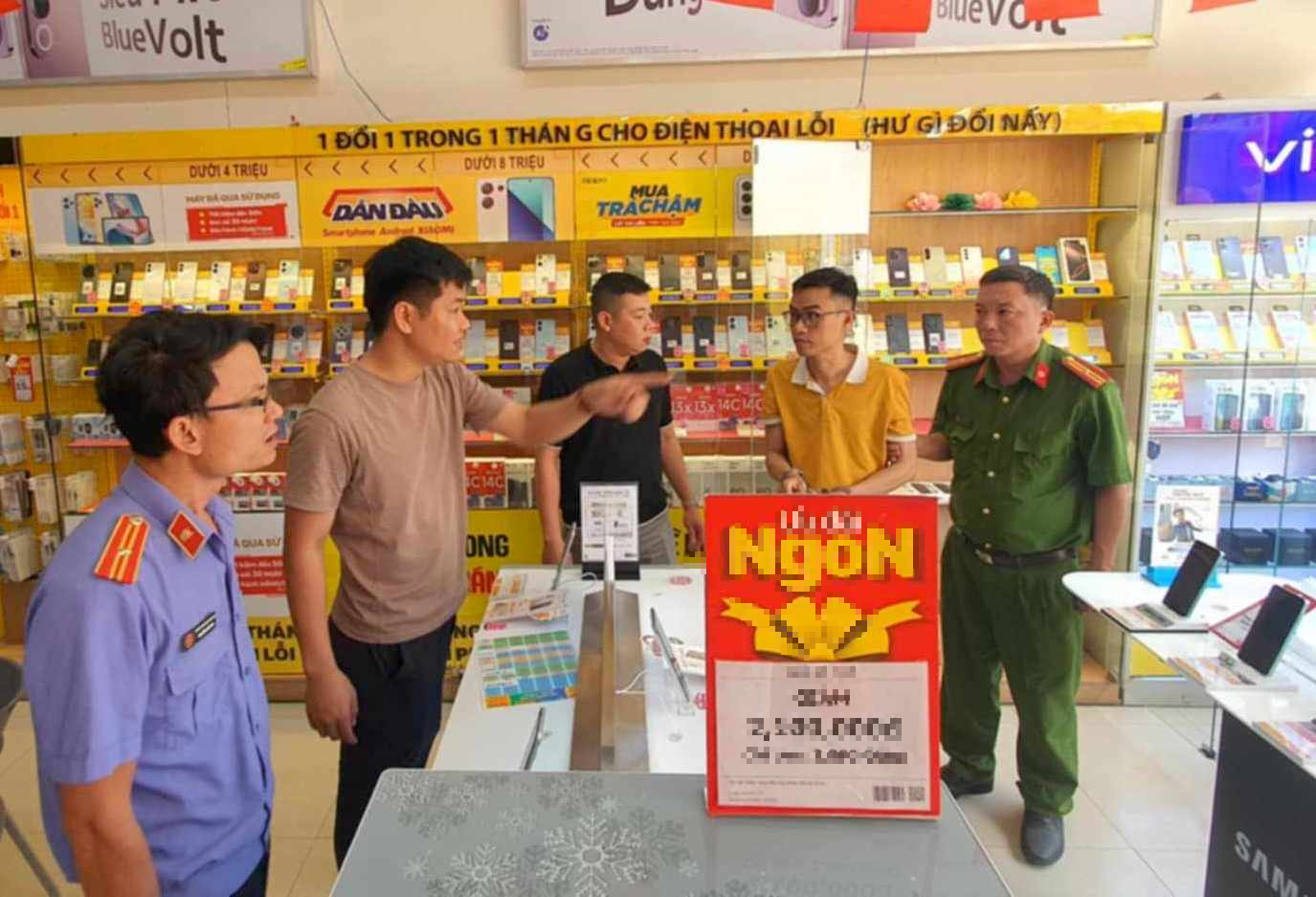 Quản l&yacute; cửa h&agrave;ng đập k&iacute;nh "ch&ocirc;m" 18 điện thoại từng c&oacute; 2 tiền &aacute;n trộm cắp- Ảnh 1.