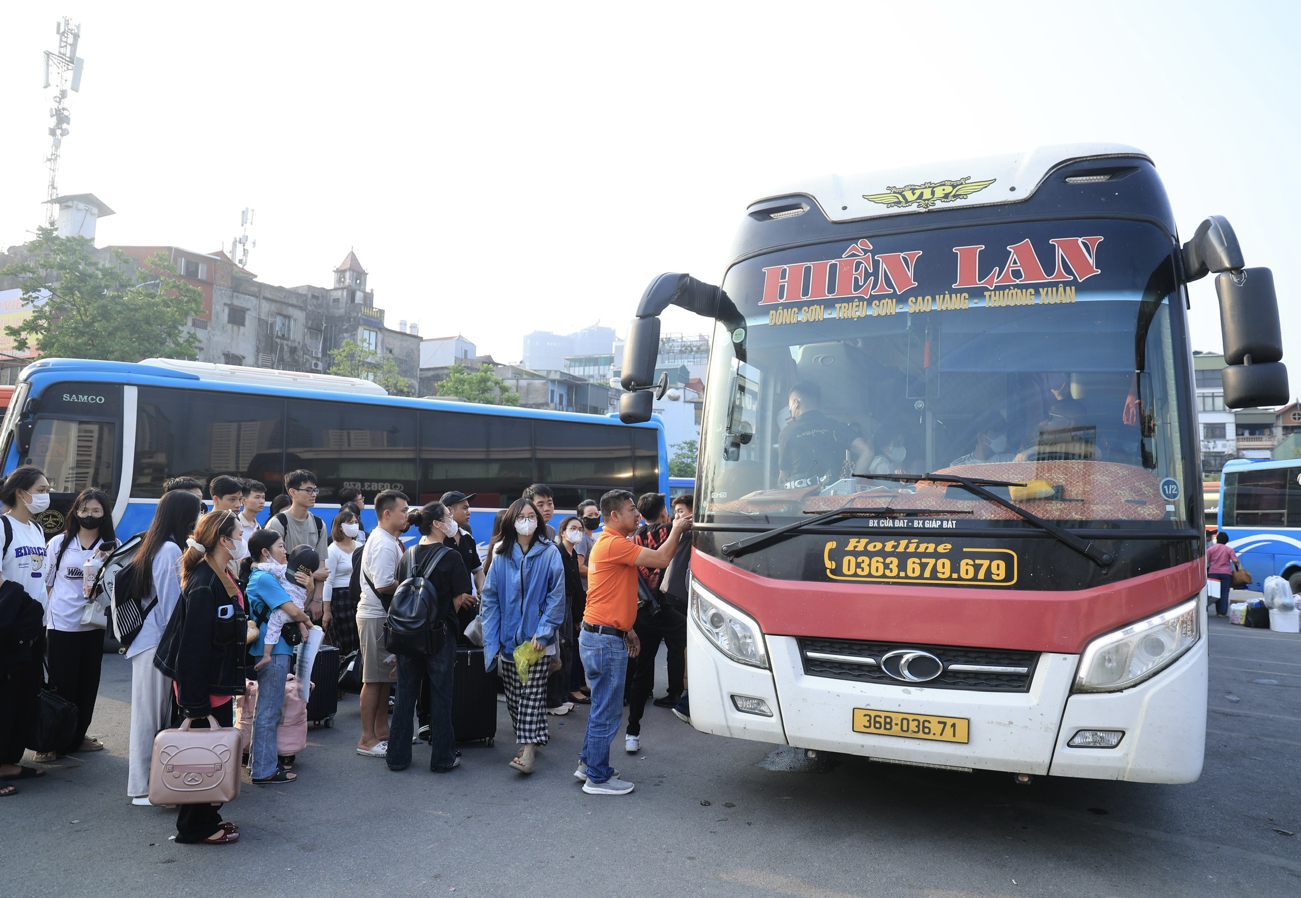 Người d&acirc;n &ugrave;n &ugrave;n đổ ra bến xe chiều tối trước kỳ nghỉ lễ 30/4- Ảnh 5.