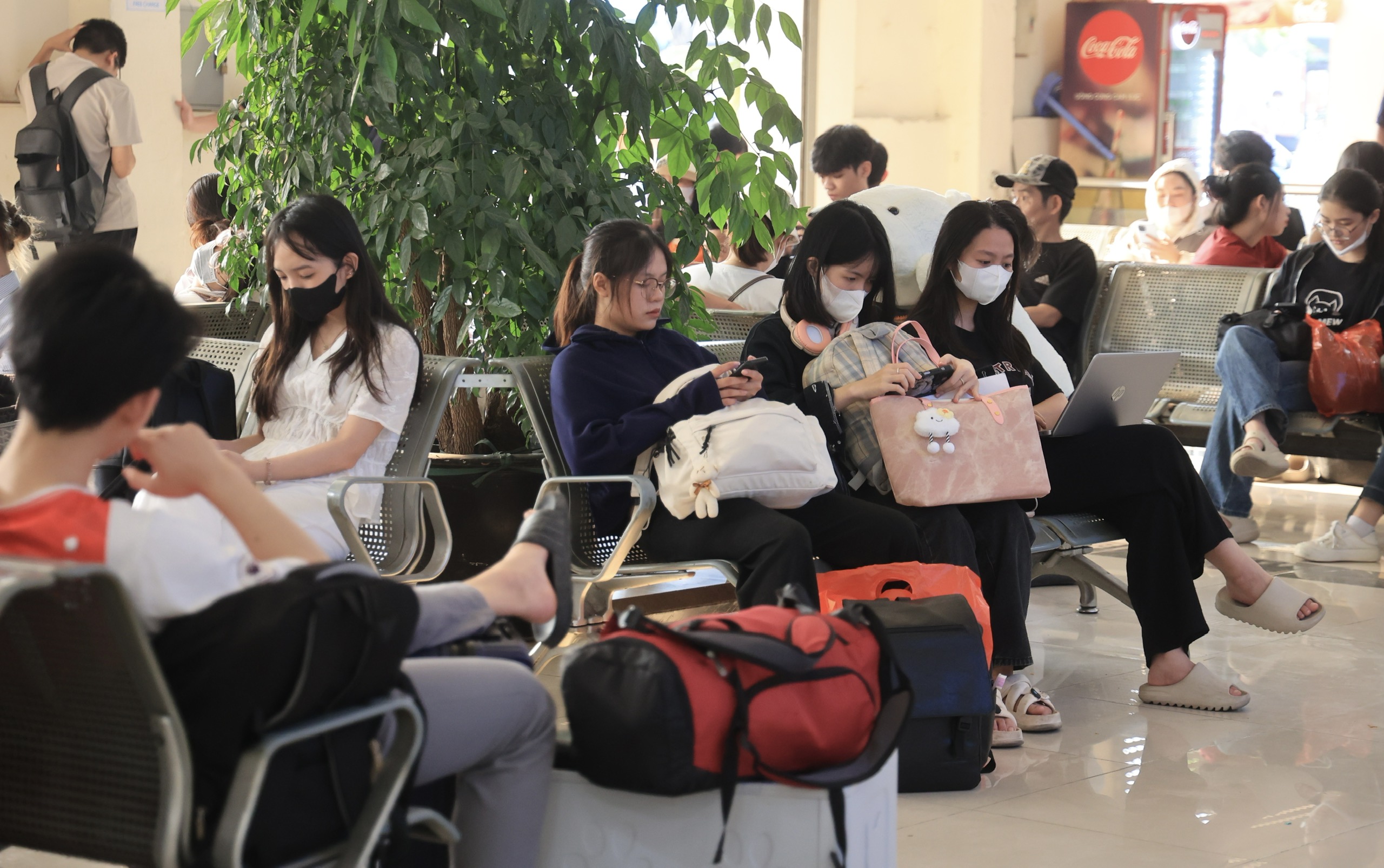 Người d&acirc;n &ugrave;n &ugrave;n đổ ra bến xe chiều tối trước kỳ nghỉ lễ 30/4- Ảnh 2.