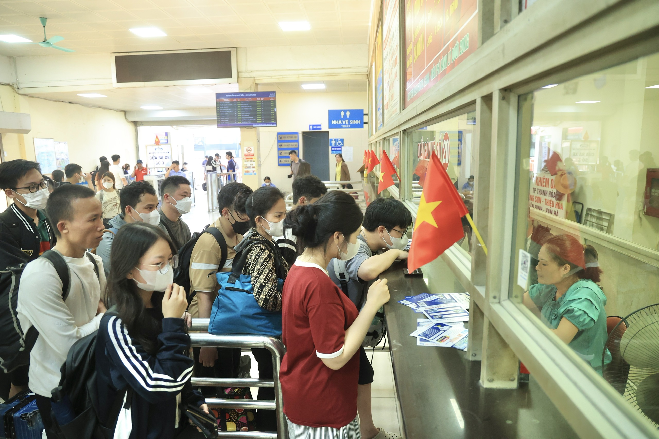 Người d&acirc;n &ugrave;n &ugrave;n đổ ra bến xe chiều tối trước kỳ nghỉ lễ 30/4- Ảnh 3.