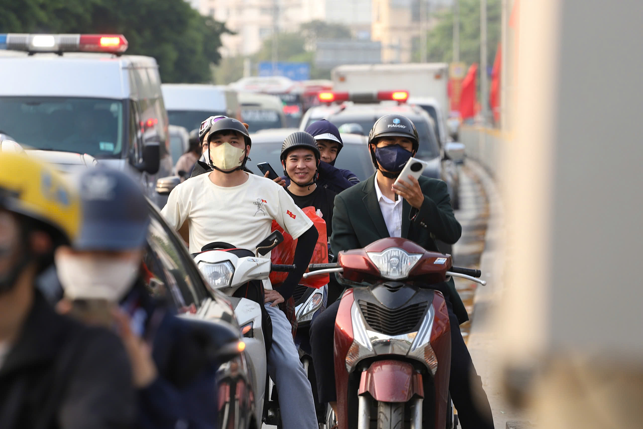 Người d&acirc;n ồ ạt rời Thủ đ&ocirc;, cửa ng&otilde; H&agrave; Nội "chật như n&ecirc;m" trước kỳ nghỉ lễ 30/4- Ảnh 8.