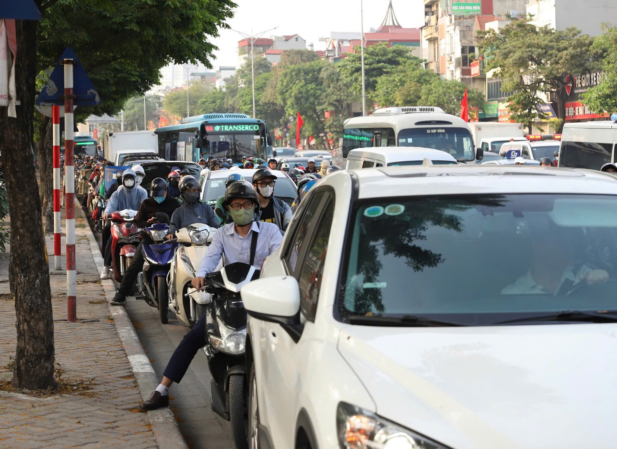 Người d&acirc;n ồ ạt rời Thủ đ&ocirc;, cửa ng&otilde; H&agrave; Nội "chật như n&ecirc;m" trước kỳ nghỉ lễ 30/4- Ảnh 10.