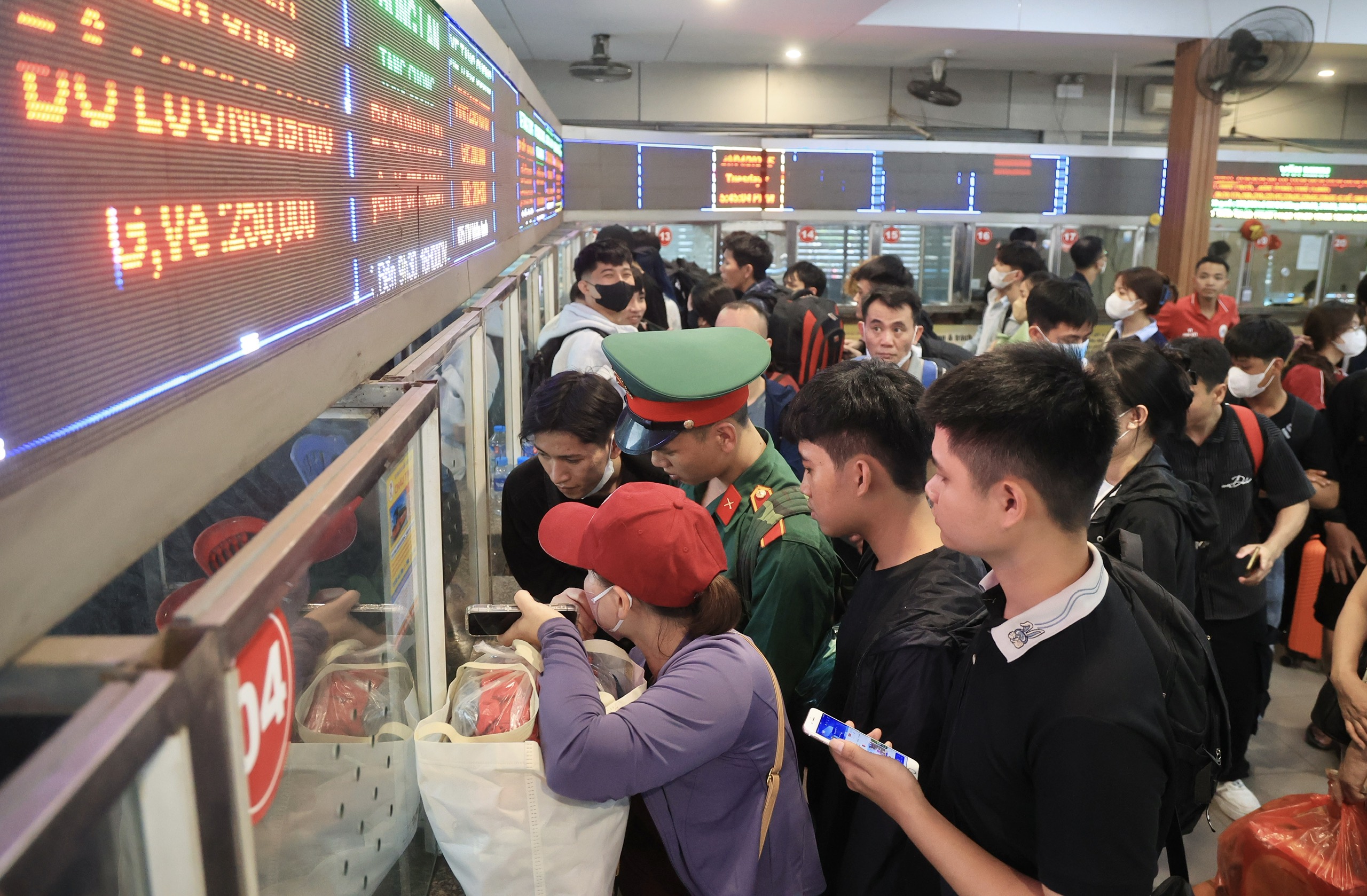 Người d&acirc;n &ugrave;n &ugrave;n đổ ra bến xe chiều tối trước kỳ nghỉ lễ 30/4- Ảnh 10.