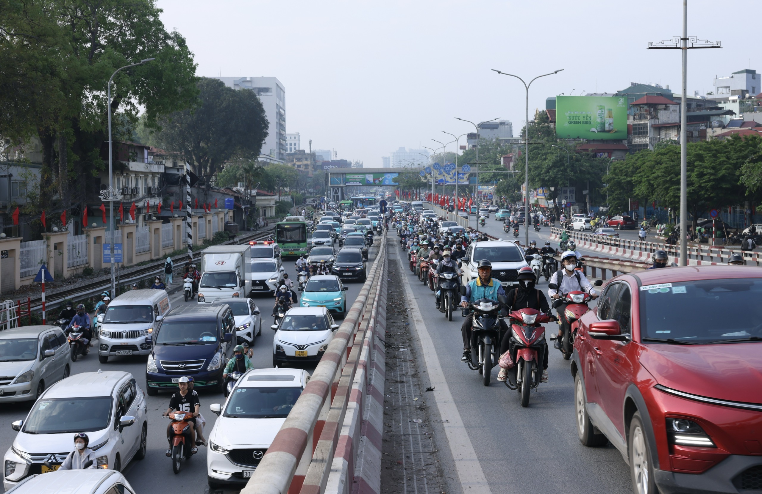 Người d&acirc;n ồ ạt rời Thủ đ&ocirc;, cửa ng&otilde; H&agrave; Nội "chật như n&ecirc;m" trước kỳ nghỉ lễ 30/4- Ảnh 3.