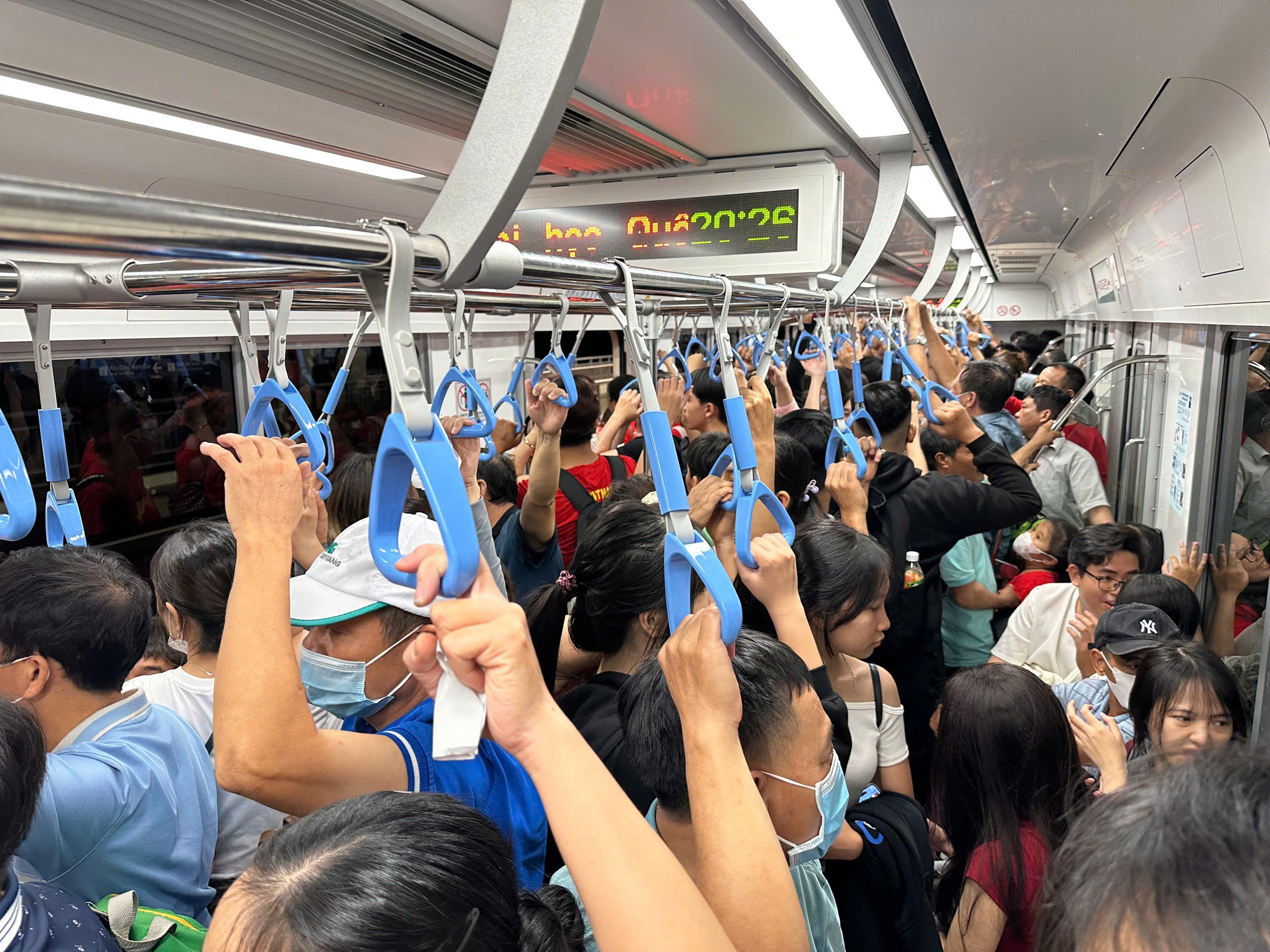 Metro Bến Th&agrave;nh - Suối Ti&ecirc;n chật như n&ecirc;m chở kh&aacute;ch đi xem diễu binh, diễu h&agrave;nh- Ảnh 5.