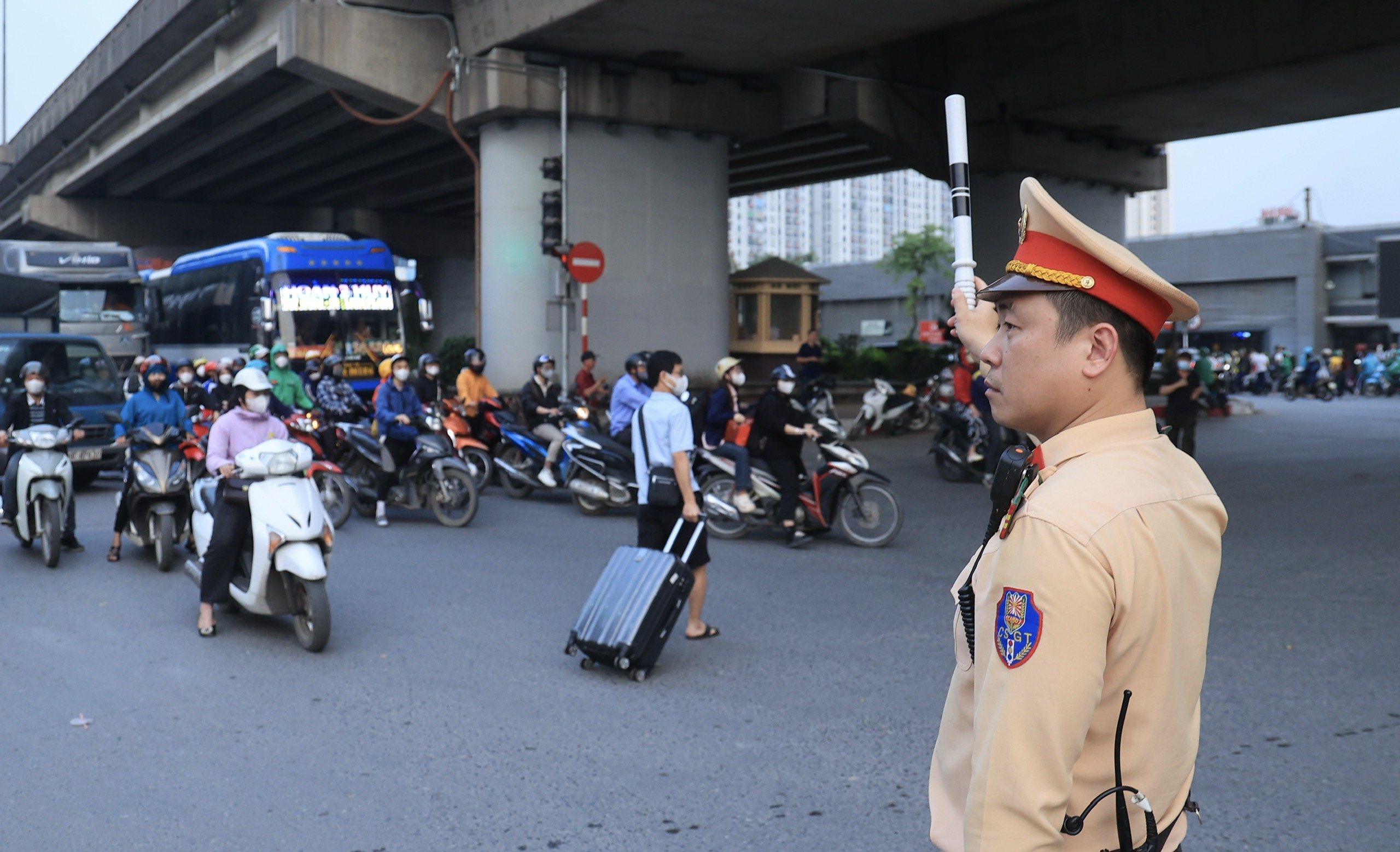 Người d&acirc;n ồ ạt rời Thủ đ&ocirc;, cửa ng&otilde; H&agrave; Nội "chật như n&ecirc;m" trước kỳ nghỉ lễ 30/4- Ảnh 6.