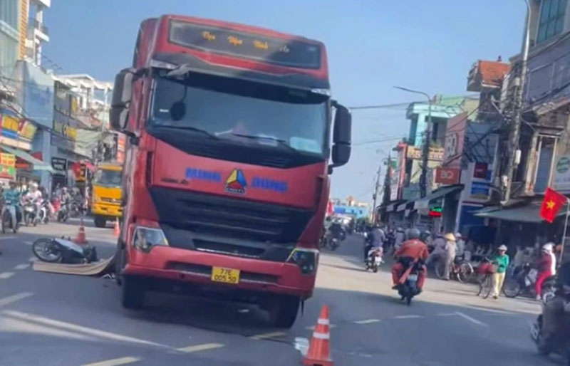 Hiện trường vụ TNGT l&agrave;m một người phụ nữ tử vong tại chỗ.