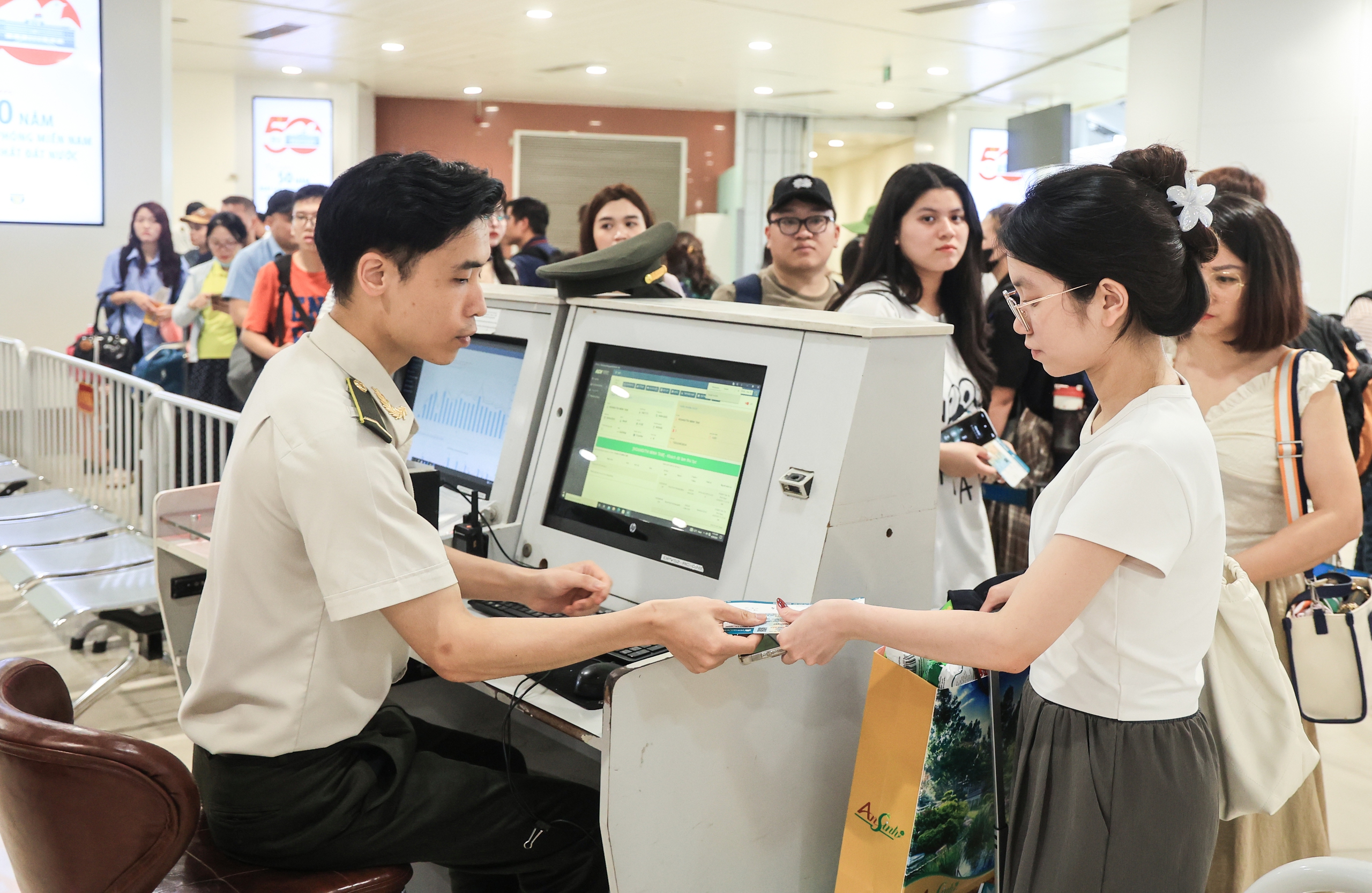 S&acirc;n bay Nội B&agrave;i đ&ocirc;ng nghẹt kh&aacute;ch trước kỳ nghỉ lễ 30/4- Ảnh 5.