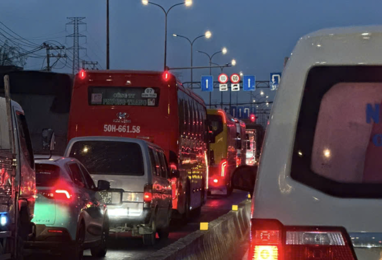 Người d&acirc;n đổ về trung t&acirc;m TP.HCM cắm trại qua đ&ecirc;m chờ xem diễu binh, diễu h&agrave;nh- Ảnh 13.