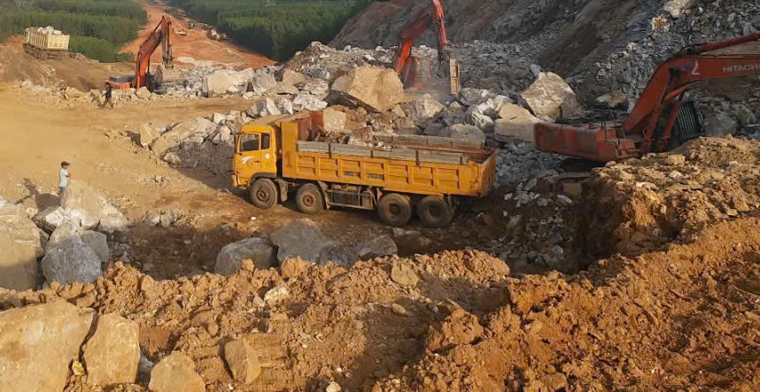 Nhà thầu lớn xuyên lễ tăng tốc dự án giao thông trọng điểm- Ảnh 1. Nhà thầu lớn xuyên lễ tăng tốc dự án giao thông trọng điểm- Ảnh 1.