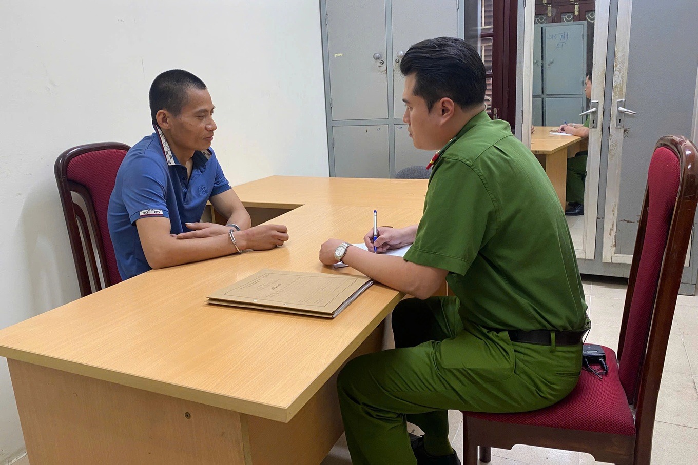 Kẻ cướp hơn 210 triệu đồng tại ng&acirc;n h&agrave;ng ở H&agrave; Nội bị khởi tố hai tội danh- Ảnh 1.