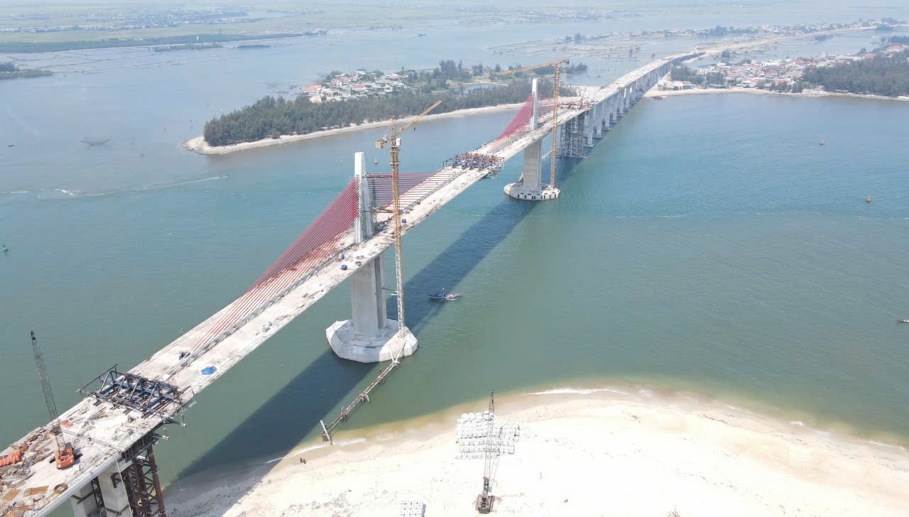 Hợp long cầu vượt cửa biển 2.400 tỷ đồng d&agrave;i nhất miền Trung- Ảnh 4.