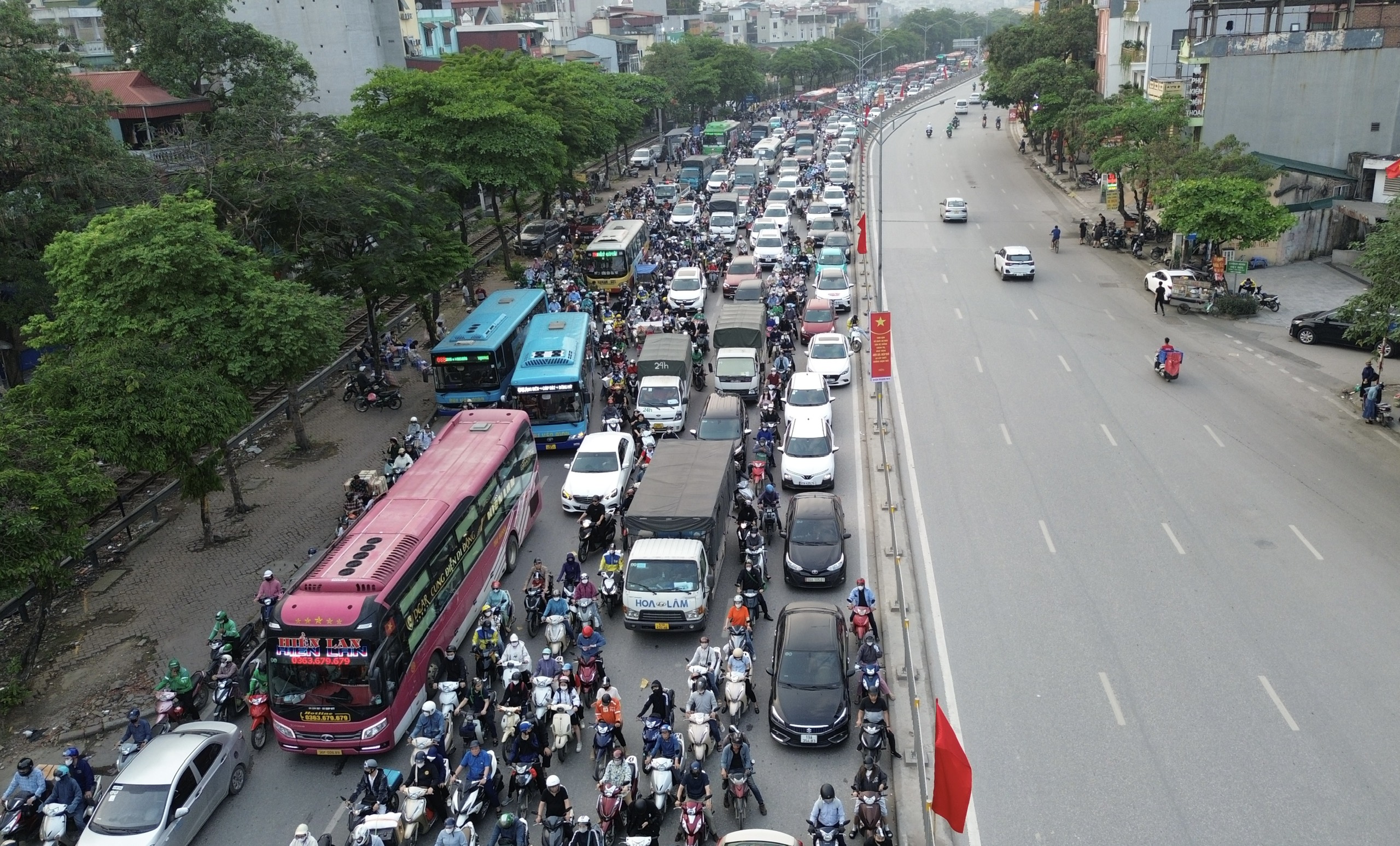 Người d&acirc;n ồ ạt rời Thủ đ&ocirc;, cửa ng&otilde; H&agrave; Nội "chật như n&ecirc;m" trước kỳ nghỉ lễ 30/4- Ảnh 2.