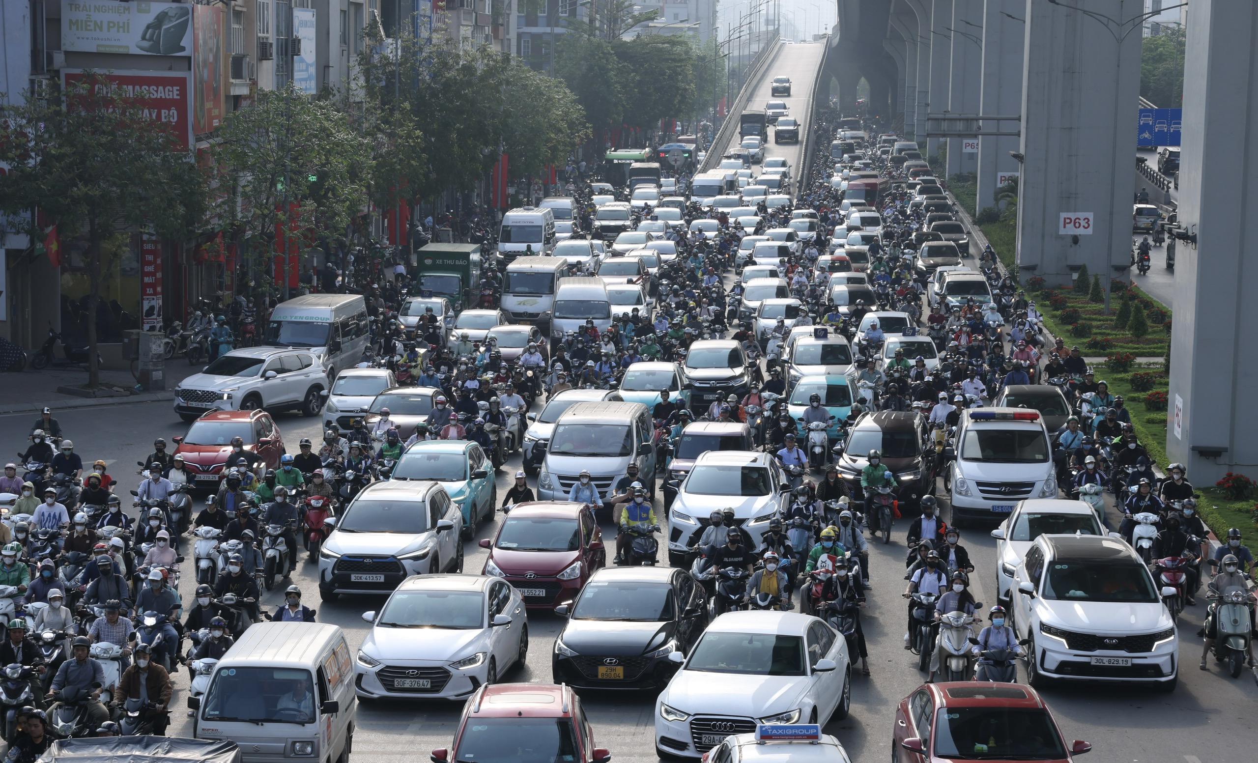 Người d&acirc;n ồ ạt rời Thủ đ&ocirc;, cửa ng&otilde; H&agrave; Nội "chật như n&ecirc;m" trước kỳ nghỉ lễ 30/4- Ảnh 4.