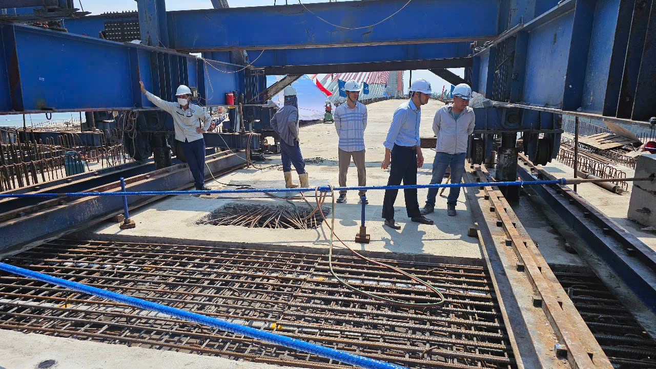 Hợp long cầu vượt cửa biển 2.400 tỷ đồng d&agrave;i nhất miền Trung- Ảnh 9.