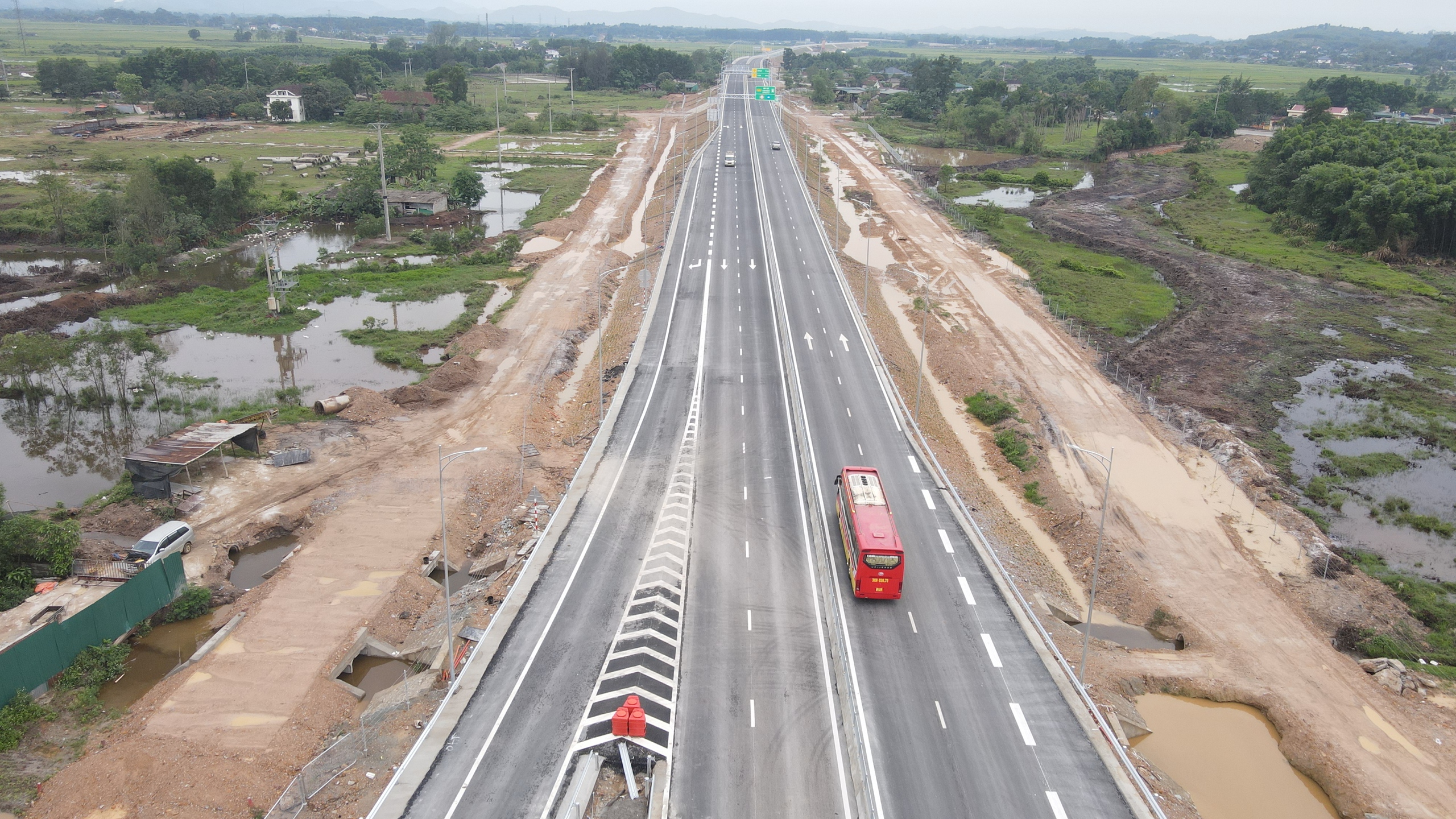 Th&ecirc;nh thang tr&ecirc;n cao tốc qua H&agrave; Tĩnh, l&aacute;i xe phấn khởi- Ảnh 1.