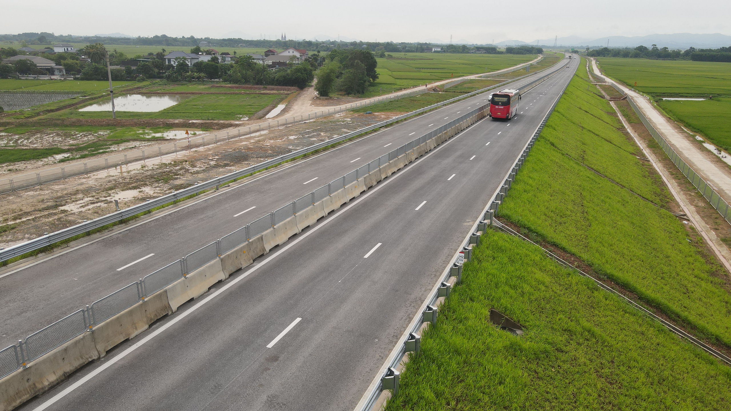 Th&ecirc;nh thang tr&ecirc;n cao tốc qua H&agrave; Tĩnh, l&aacute;i xe phấn khởi- Ảnh 4.