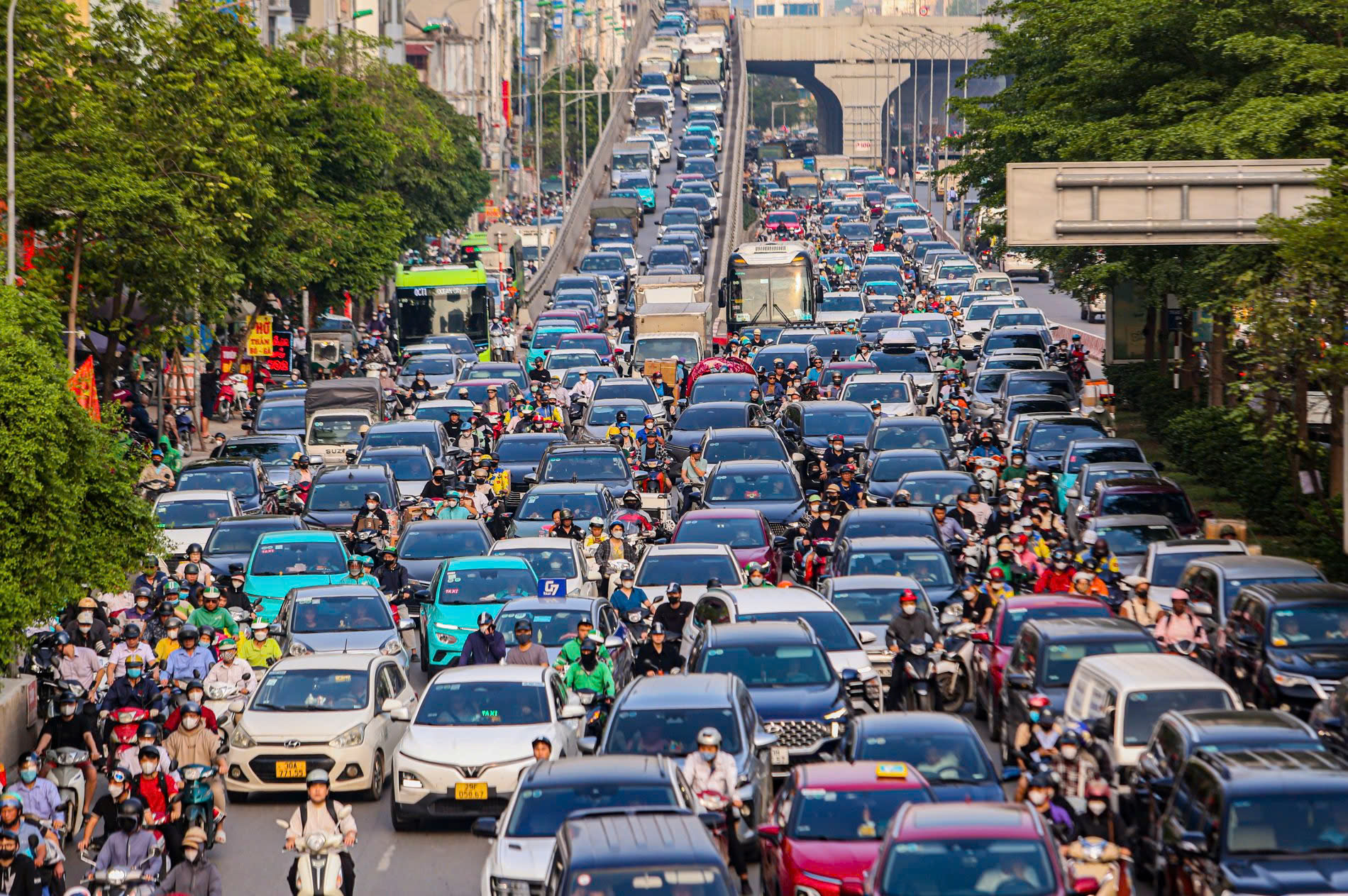 Người d&acirc;n ồ ạt rời Thủ đ&ocirc;, cửa ng&otilde; H&agrave; Nội "chật như n&ecirc;m" trước kỳ nghỉ lễ 30/4- Ảnh 11.