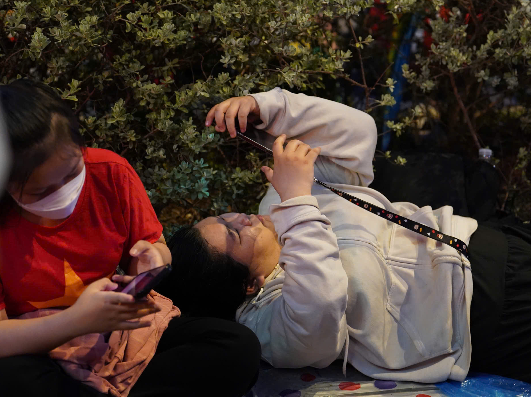 Người d&acirc;n đổ về trung t&acirc;m TP.HCM cắm trại qua đ&ecirc;m chờ xem diễu binh, diễu h&agrave;nh- Ảnh 5.