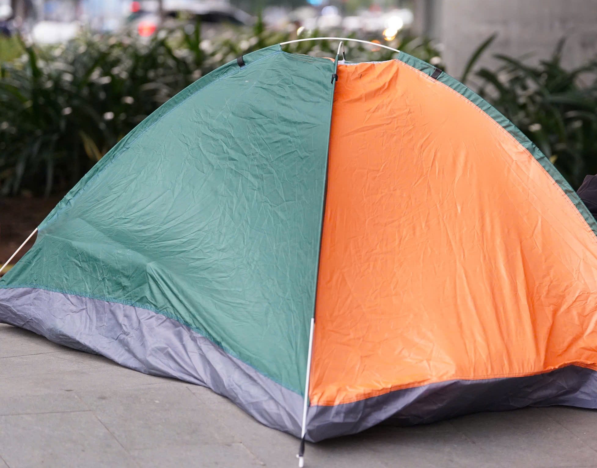 Người d&acirc;n đổ về trung t&acirc;m TP.HCM cắm trại qua đ&ecirc;m chờ xem diễu binh, diễu h&agrave;nh- Ảnh 9.