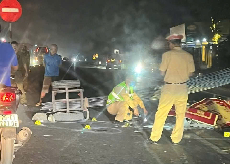 Hai thanh ni&ecirc;n đi xe m&aacute;y về H&agrave; Nam nghỉ lễ, một người tử vong v&igrave; đ&acirc;m v&agrave;o xe tự chế- Ảnh 2.