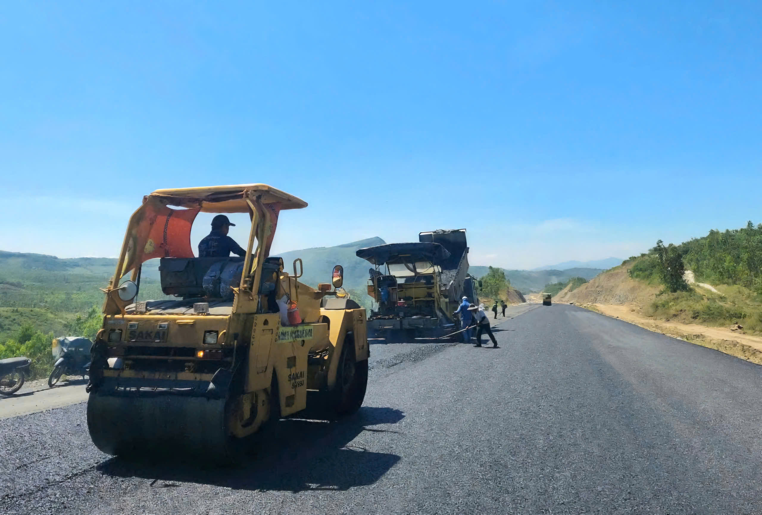 Nhà thầu lớn xuyên lễ tăng tốc dự án giao thông trọng điểm- Ảnh 7. Nhà thầu lớn xuyên lễ tăng tốc dự án giao thông trọng điểm- Ảnh 7.