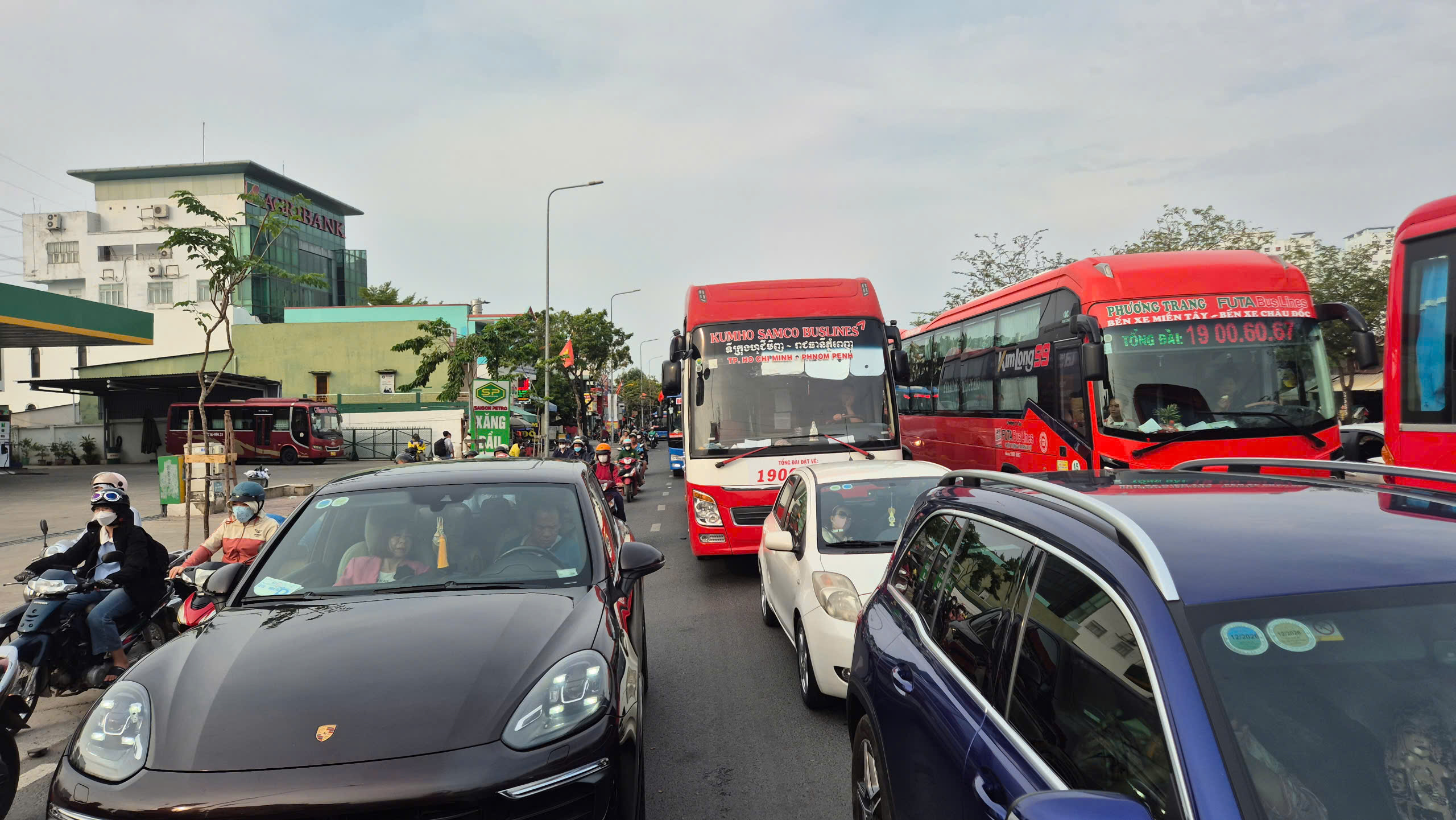 &Ugrave;n &ugrave;n về qu&ecirc; nghỉ lễ, giao th&ocirc;ng TP.HCM "n&oacute;ng" từ trung t&acirc;m đến cửa ng&otilde; chiều 29/4- Ảnh 6.