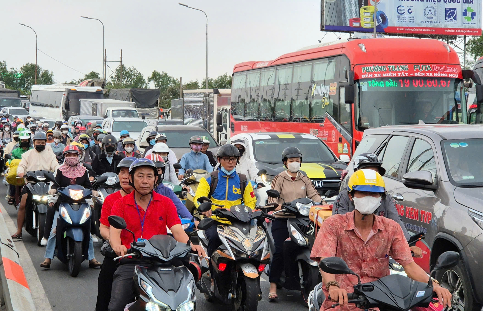 &Ugrave;n &ugrave;n về qu&ecirc; nghỉ lễ, giao th&ocirc;ng TP.HCM "n&oacute;ng" từ trung t&acirc;m đến cửa ng&otilde; chiều 29/4- Ảnh 2.