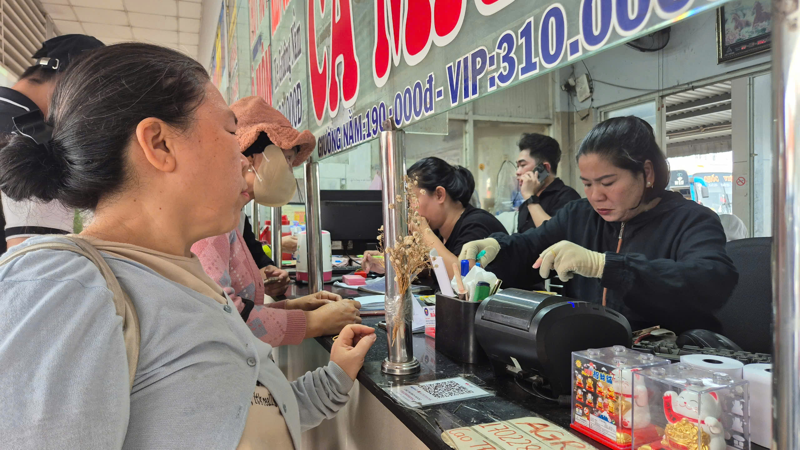 &Ugrave;n &ugrave;n về qu&ecirc; nghỉ lễ, giao th&ocirc;ng TP.HCM "n&oacute;ng" từ trung t&acirc;m đến cửa ng&otilde; chiều 29/4- Ảnh 8.