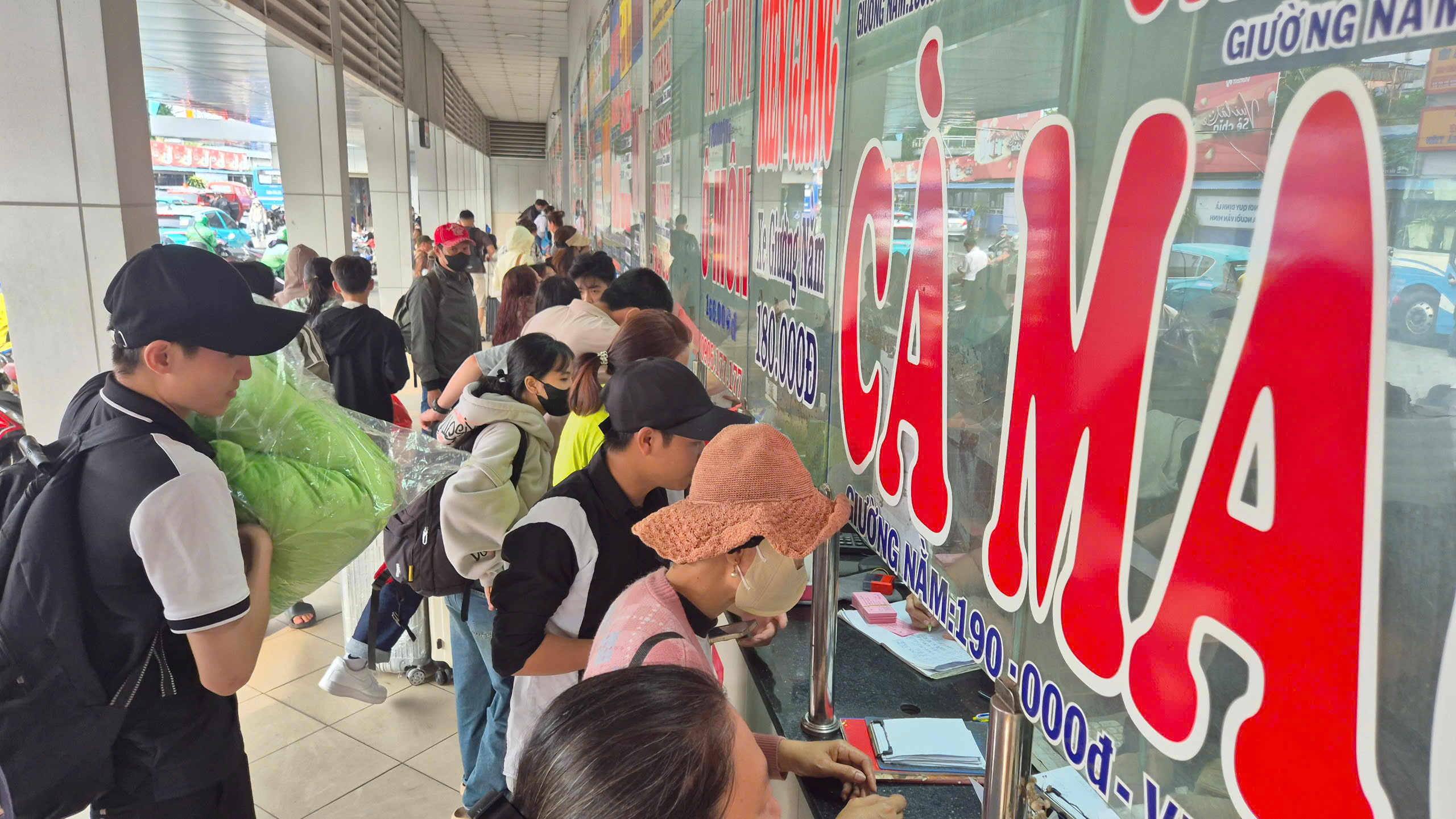 &Ugrave;n &ugrave;n về qu&ecirc; nghỉ lễ, giao th&ocirc;ng TP.HCM "n&oacute;ng" từ trung t&acirc;m đến cửa ng&otilde; chiều 29/4- Ảnh 9.