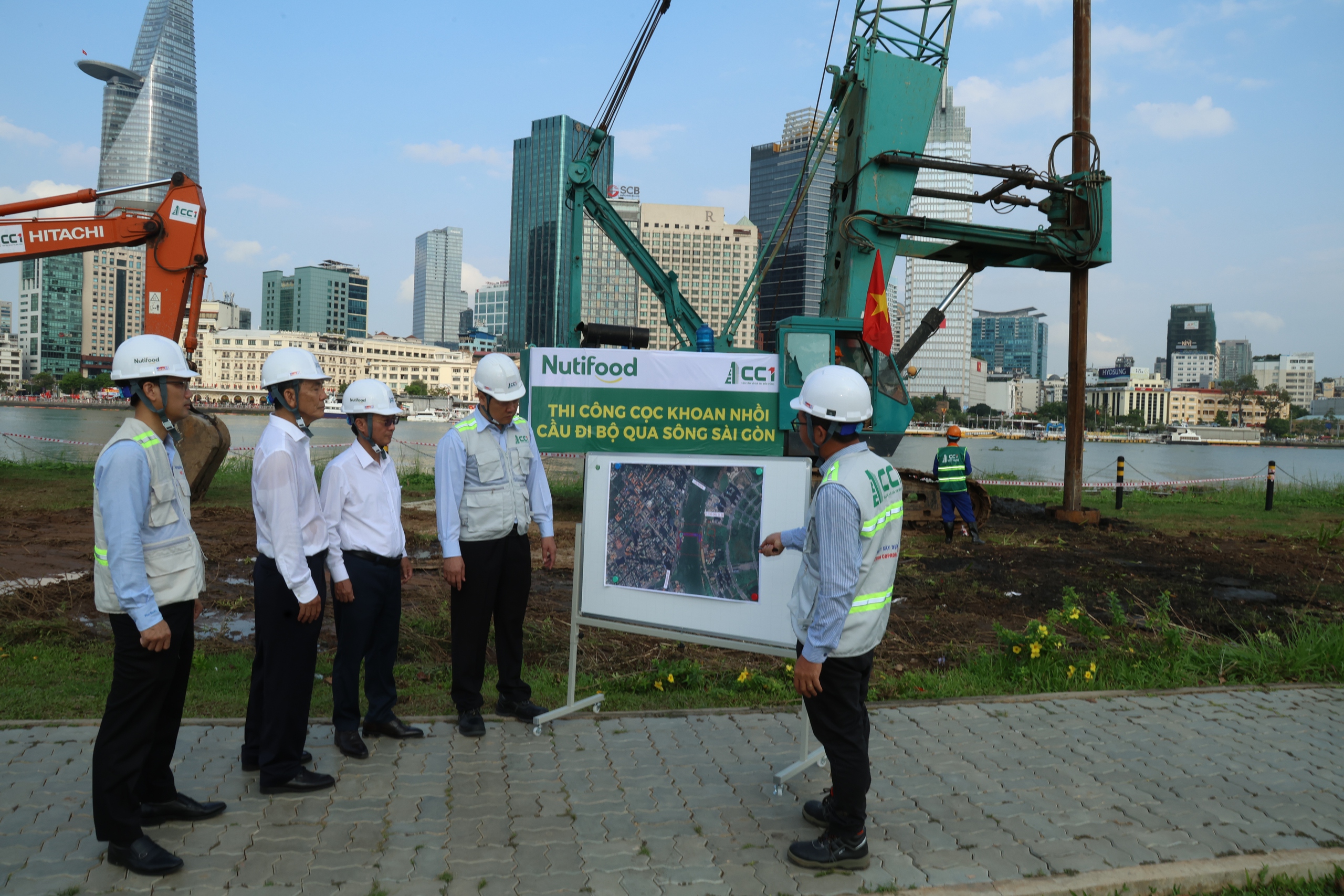 Khoan mũi cọc đầu ti&ecirc;n cầu đi bộ qua s&ocirc;ng S&agrave;i G&ograve;n- Ảnh 2.