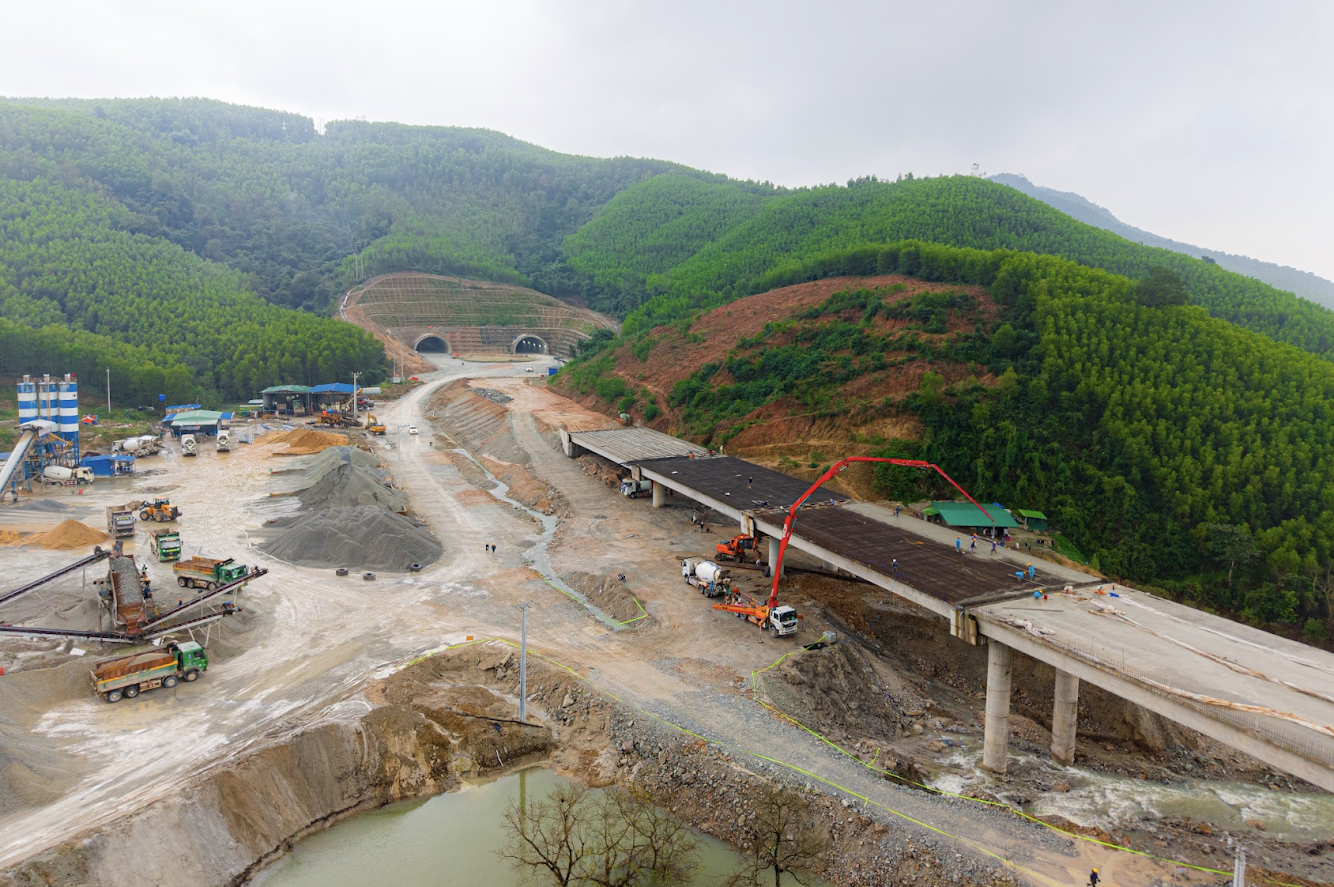 Nhà thầu lớn xuyên lễ tăng tốc dự án giao thông trọng điểm- Ảnh 2. Nhà thầu lớn xuyên lễ tăng tốc dự án giao thông trọng điểm- Ảnh 2.