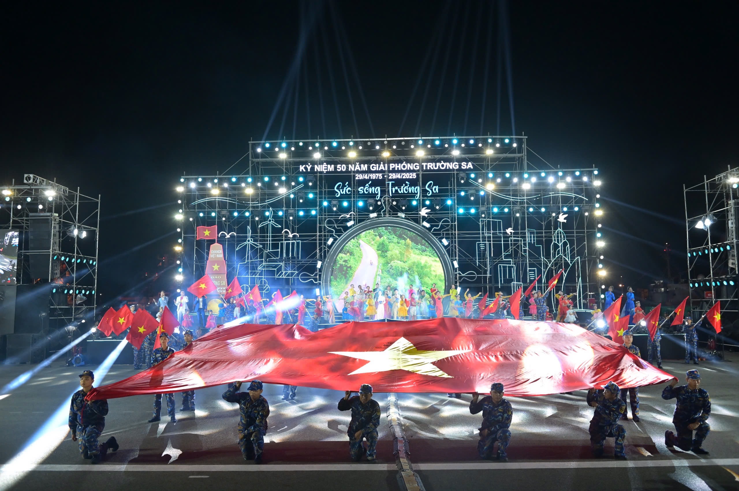 &ldquo;Sức sống Trường Sa&rdquo;, kh&aacute;t vọng hướng về biển- Ảnh 1.