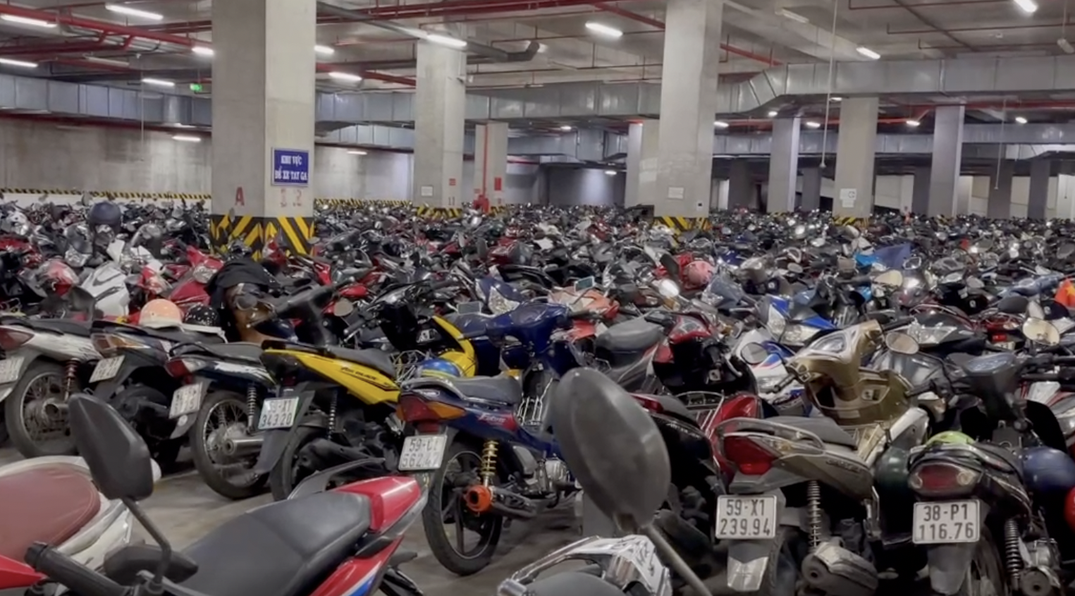 Metro Bến Th&agrave;nh - Suối Ti&ecirc;n chật như n&ecirc;m chở kh&aacute;ch đi xem diễu binh, diễu h&agrave;nh- Ảnh 2.