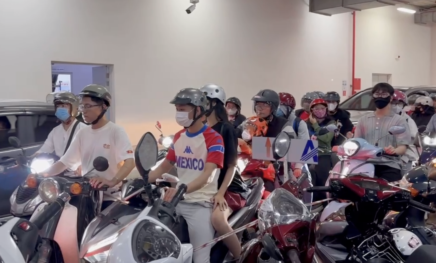 Metro Bến Th&agrave;nh - Suối Ti&ecirc;n chật như n&ecirc;m chở kh&aacute;ch đi xem diễu binh, diễu h&agrave;nh- Ảnh 8.