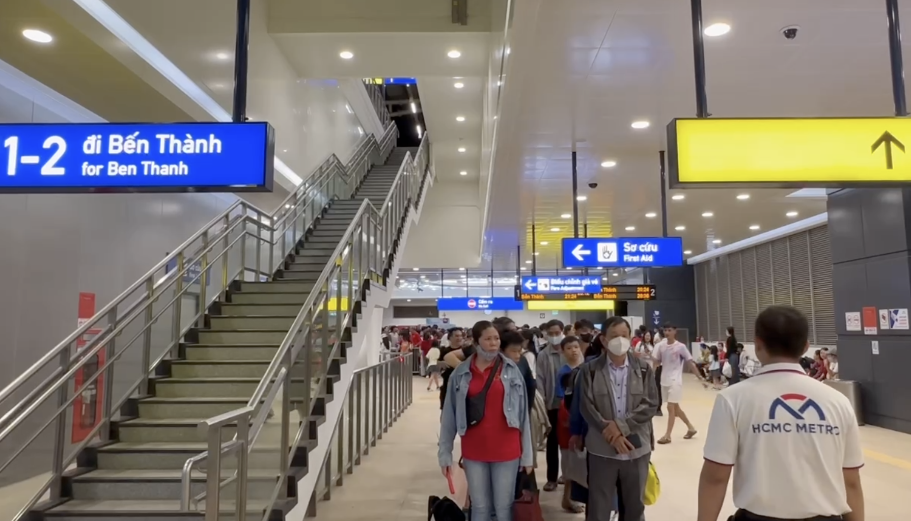 Metro Bến Th&agrave;nh - Suối Ti&ecirc;n chật như n&ecirc;m chở kh&aacute;ch đi xem diễu binh, diễu h&agrave;nh- Ảnh 4.