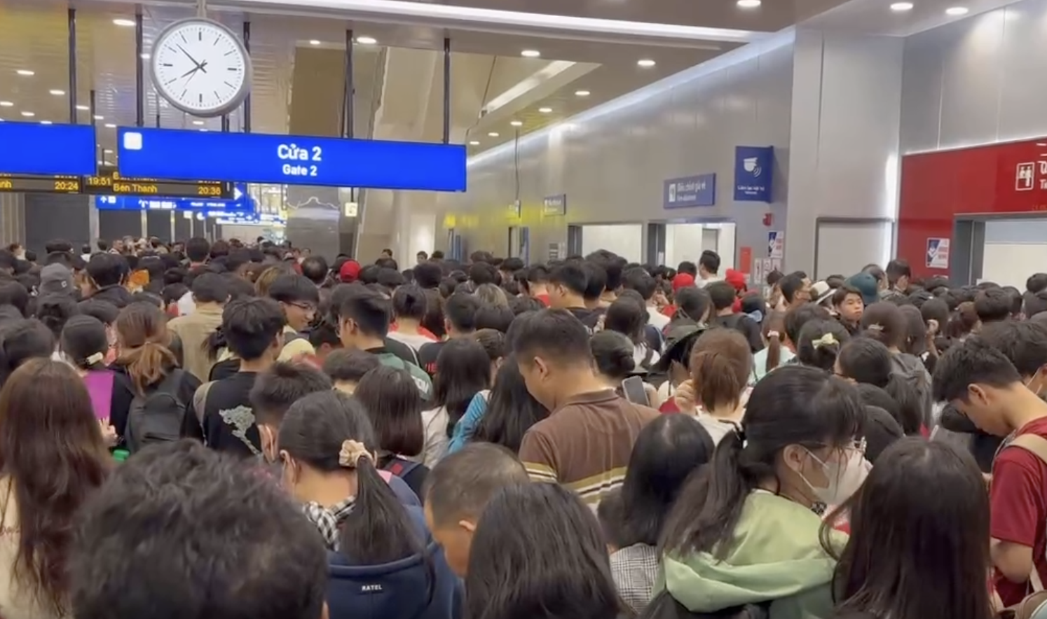 Metro Bến Th&agrave;nh - Suối Ti&ecirc;n chật như n&ecirc;m chở kh&aacute;ch đi xem diễu binh, diễu h&agrave;nh- Ảnh 7.