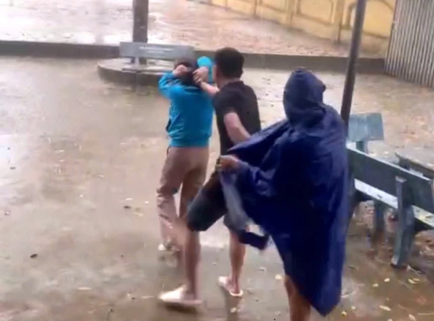 Nghệ An: Y&ecirc;u cầu xử nghi&ecirc;m phụ huynh học sinh h&agrave;nh hung nữ gi&aacute;o vi&ecirc;n giữa s&acirc;n trường- Ảnh 1.