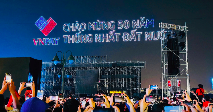 Xuất hiện lộ liễu trong đ&ecirc;m tổng duyệt tr&igrave;nh diễn 10.500 drone, nh&agrave; t&agrave;i trợ VNPAY n&oacute;i g&igrave;? - Ảnh 2.