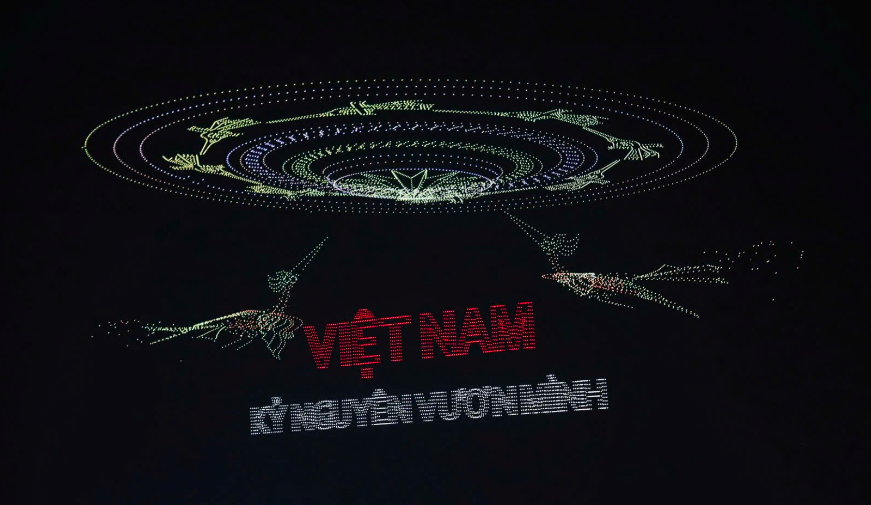 Xuất hiện lộ liễu trong đ&ecirc;m tổng duyệt tr&igrave;nh diễn 10.500 drone, nh&agrave; t&agrave;i trợ VNPAY n&oacute;i g&igrave;? - Ảnh 1.