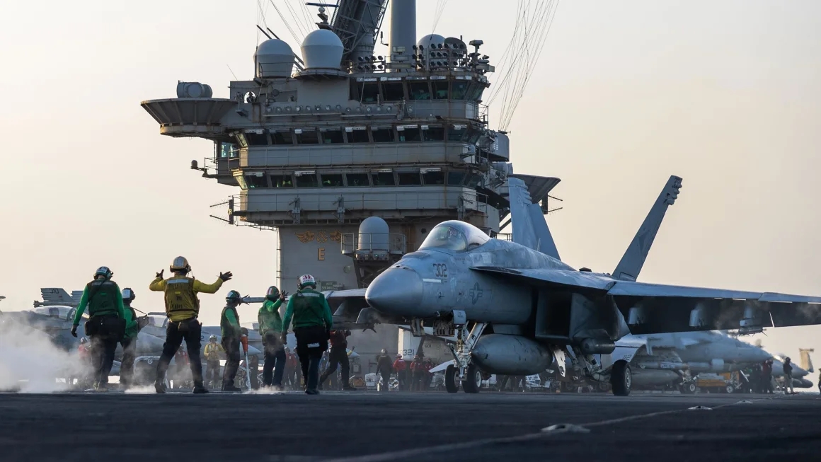 T&agrave;u s&acirc;n bay Mỹ n&eacute; t&ecirc;n lửa Houthi khiến ti&ecirc;m k&iacute;ch F/A-18 rơi xuống biển- Ảnh 1.