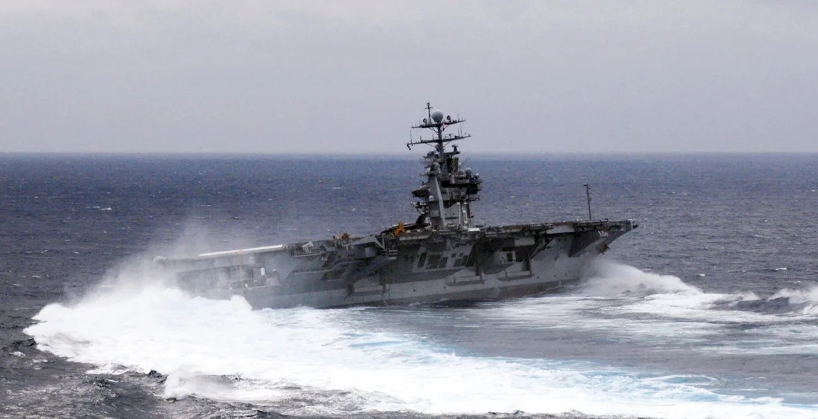 T&agrave;u s&acirc;n bay Mỹ n&eacute; t&ecirc;n lửa Houthi khiến ti&ecirc;m k&iacute;ch F/A-18 rơi xuống biển- Ảnh 3.